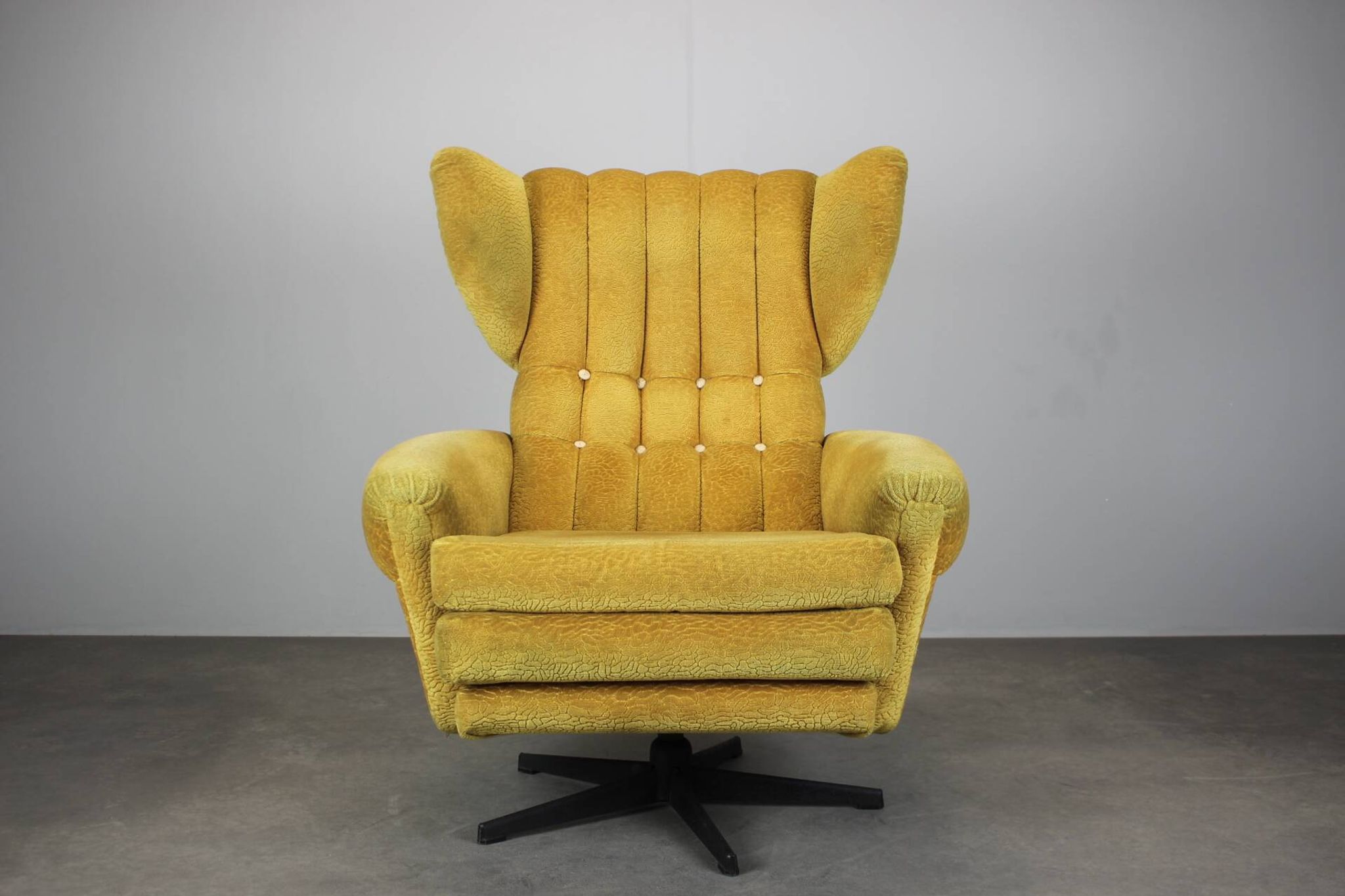 Fauteuil pivotant à oreilles de style mid-century des années 1960, Tchécoslovaquie