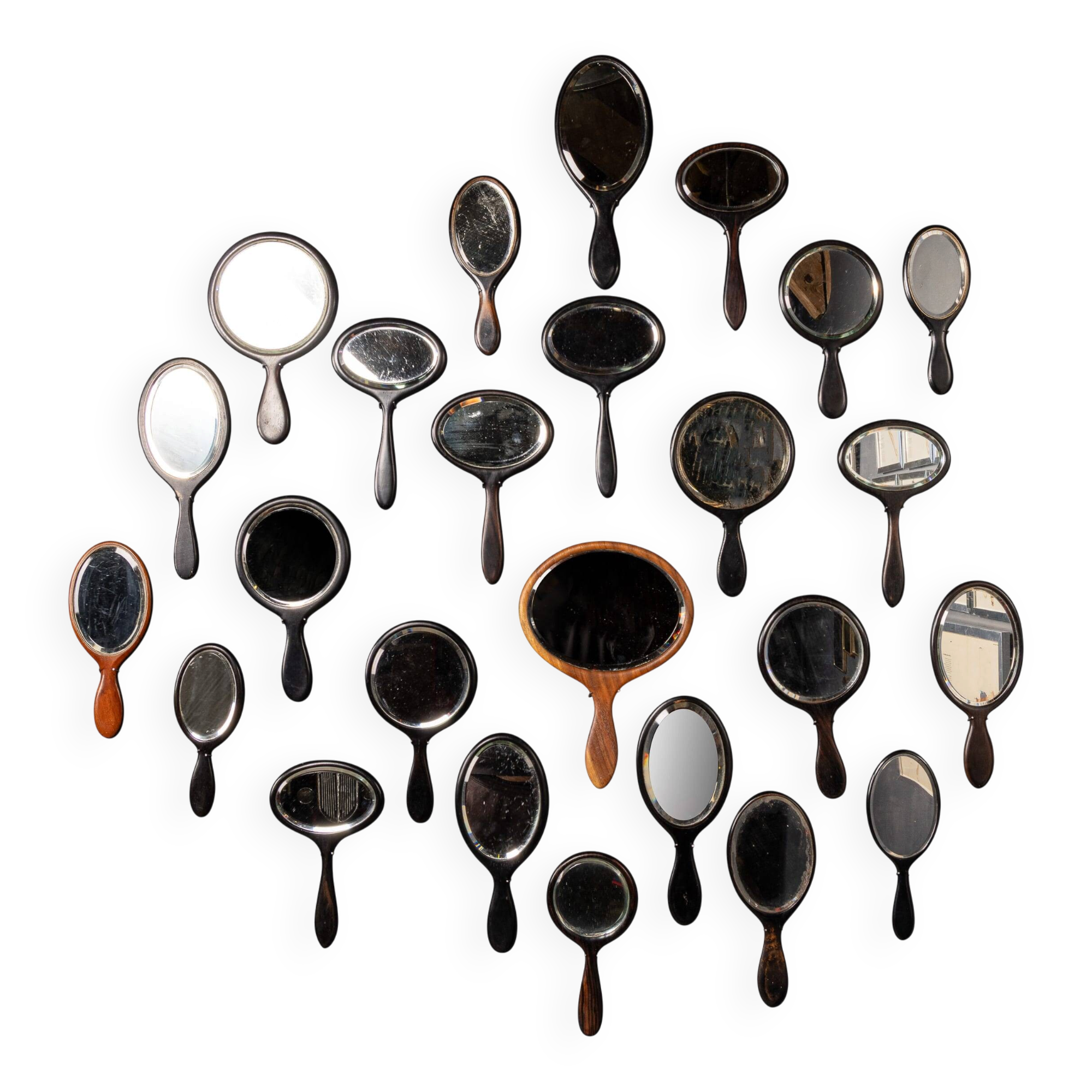 Collection antique du 19ème siècle de vingt-cinq miroirs à main en bois
