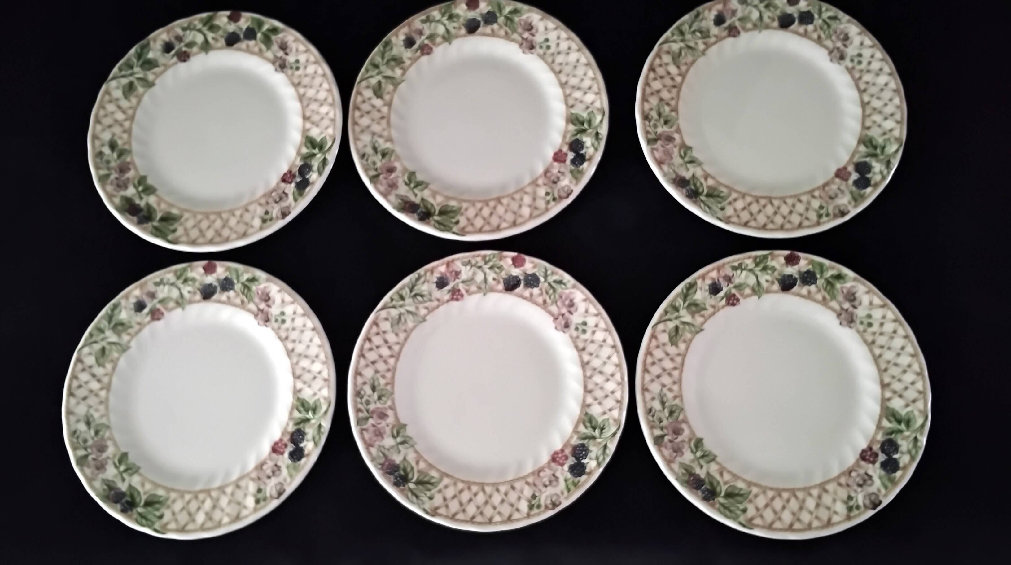 6 dessert plates in Churchill porcelain, model "Blackberry Trellis"