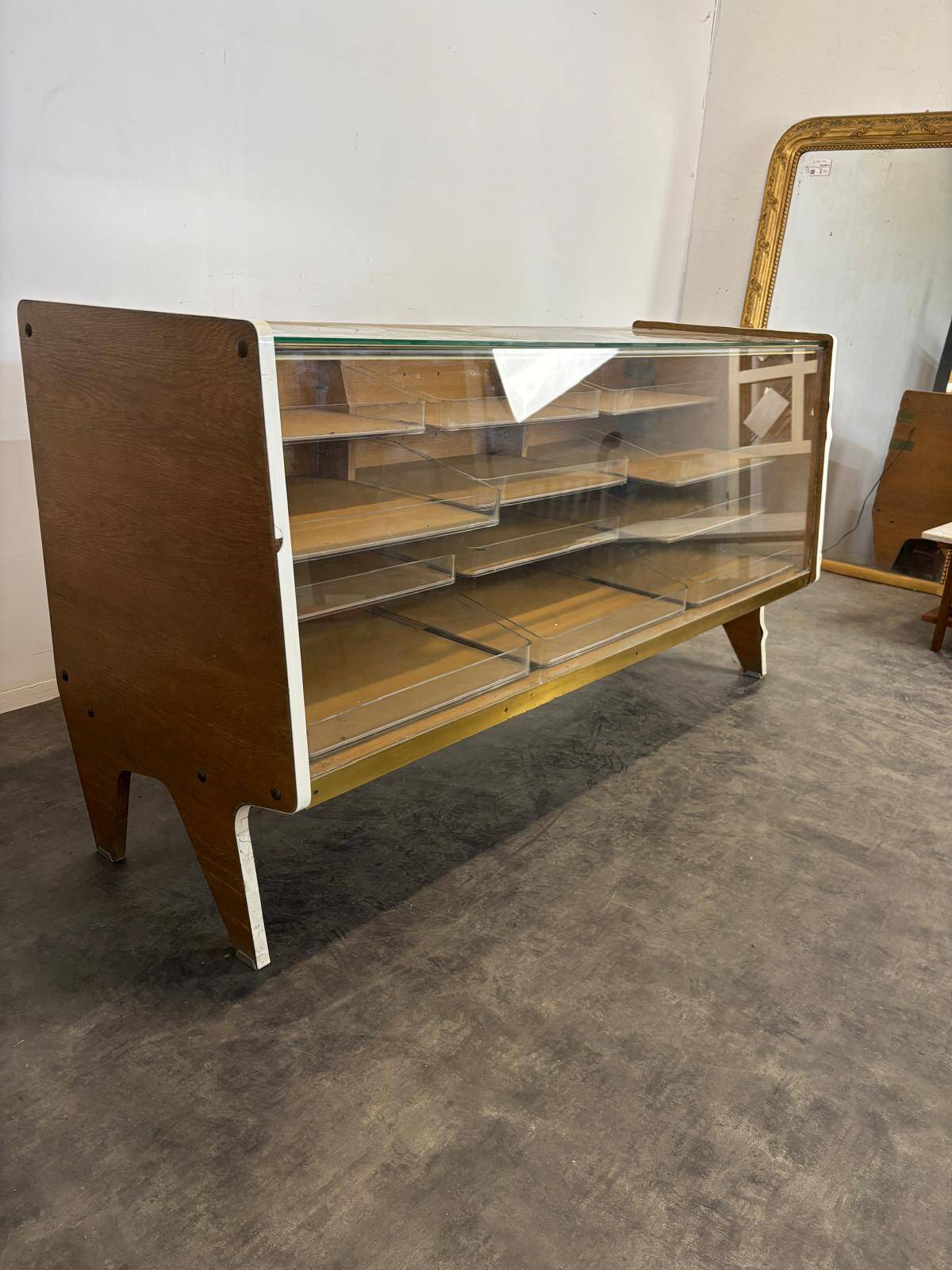 Siegel Paris trade counter, fully glazed.