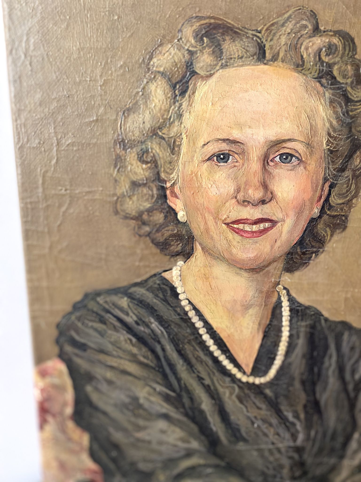 Oil portrait on canvas of an elegant vintage woman 50s