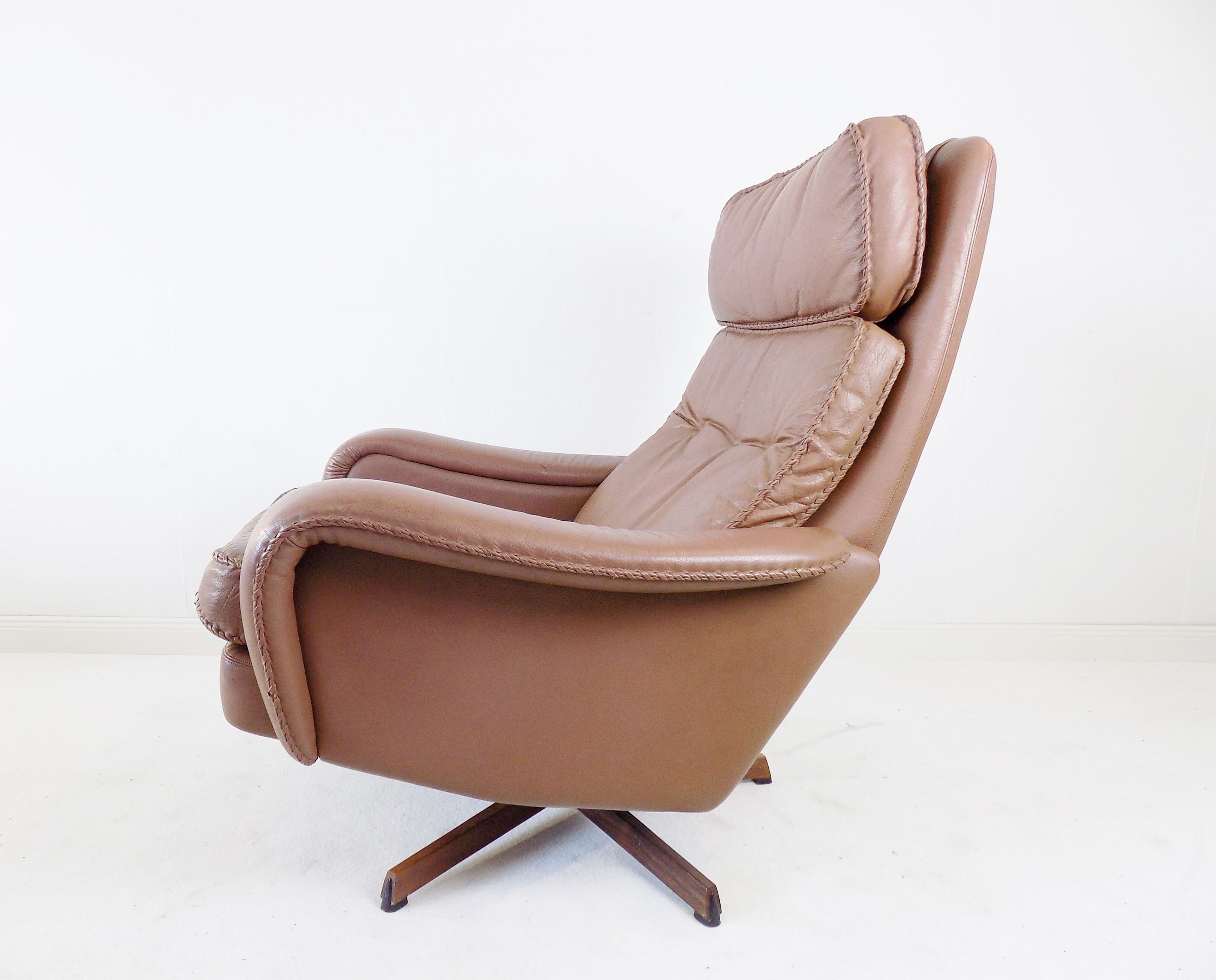 Fauteuil cuir avec pouf de Madsen & Schübel pour Bovenkamp