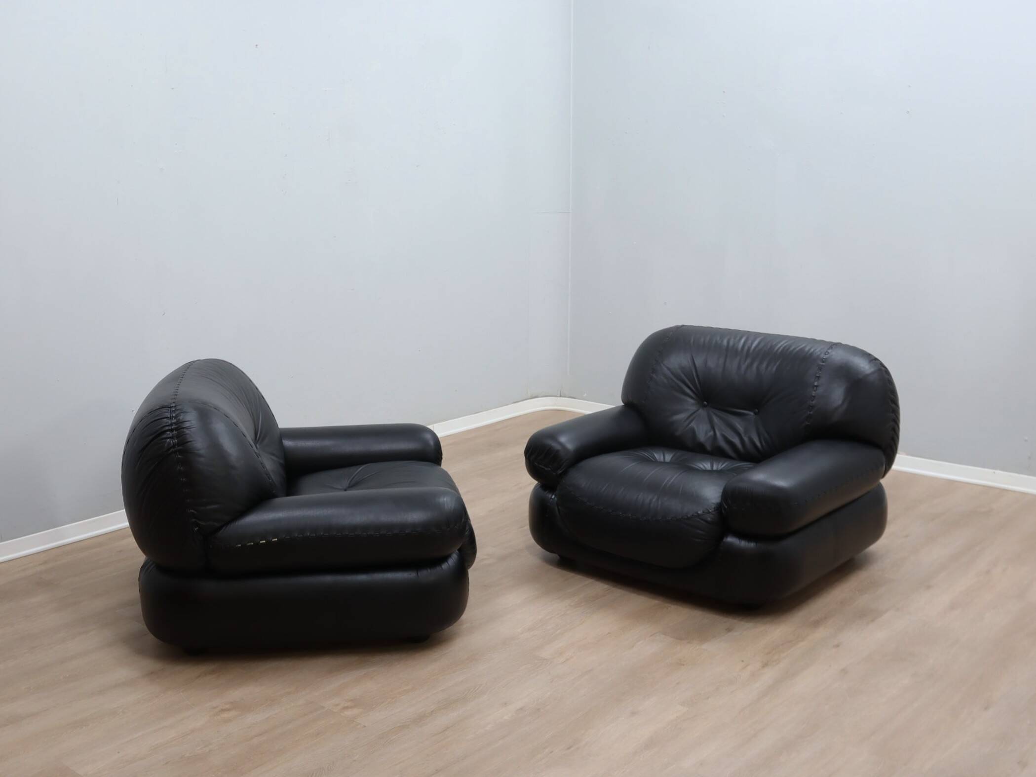 Pair of Mobil Girgi Sapporo armchairs black leather Italy 1970s