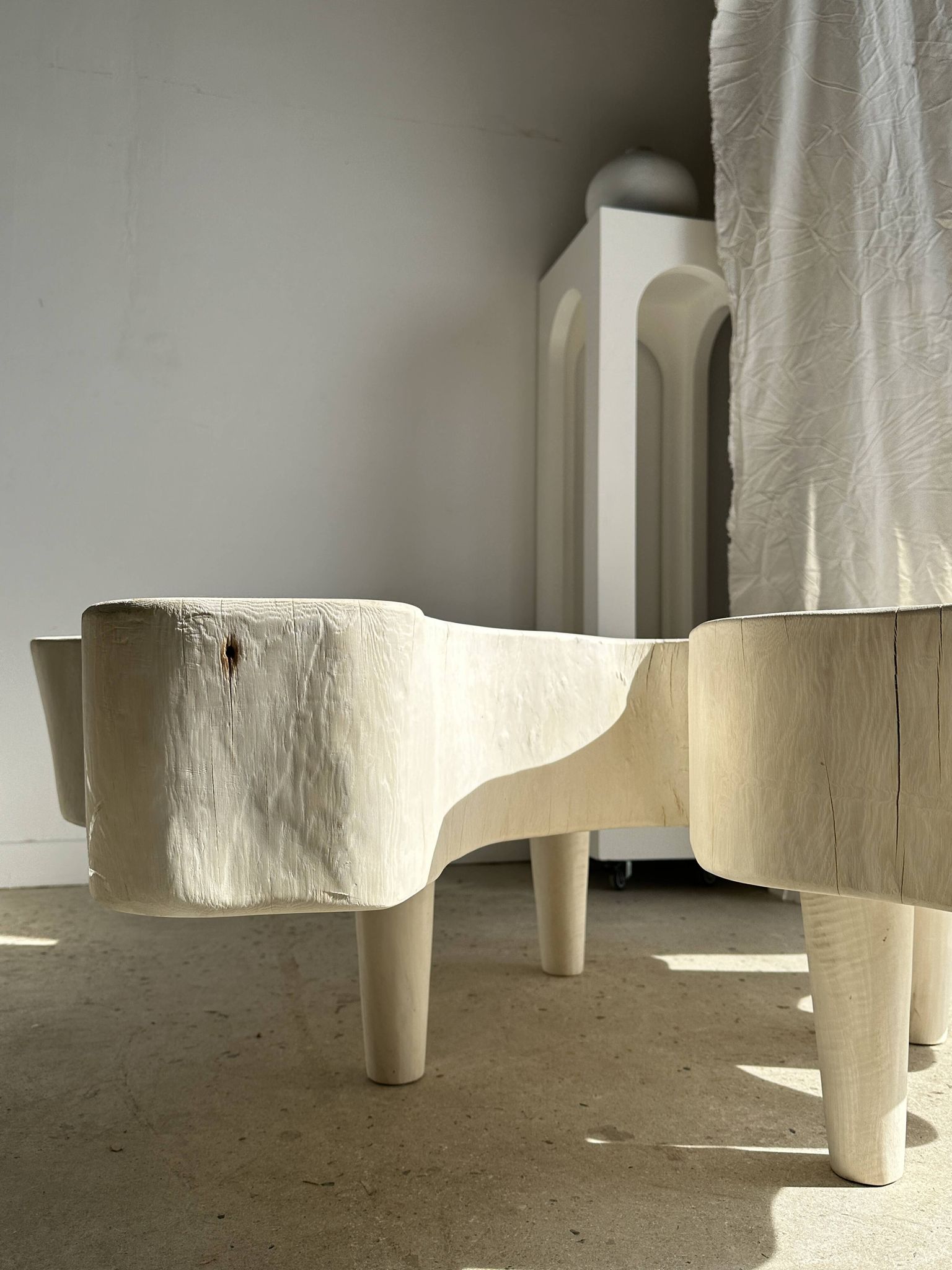 Très grande table basse en manguier blanchi plateau organique D:140cm