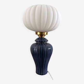 Geometric table lamp with pleated opaline shade
