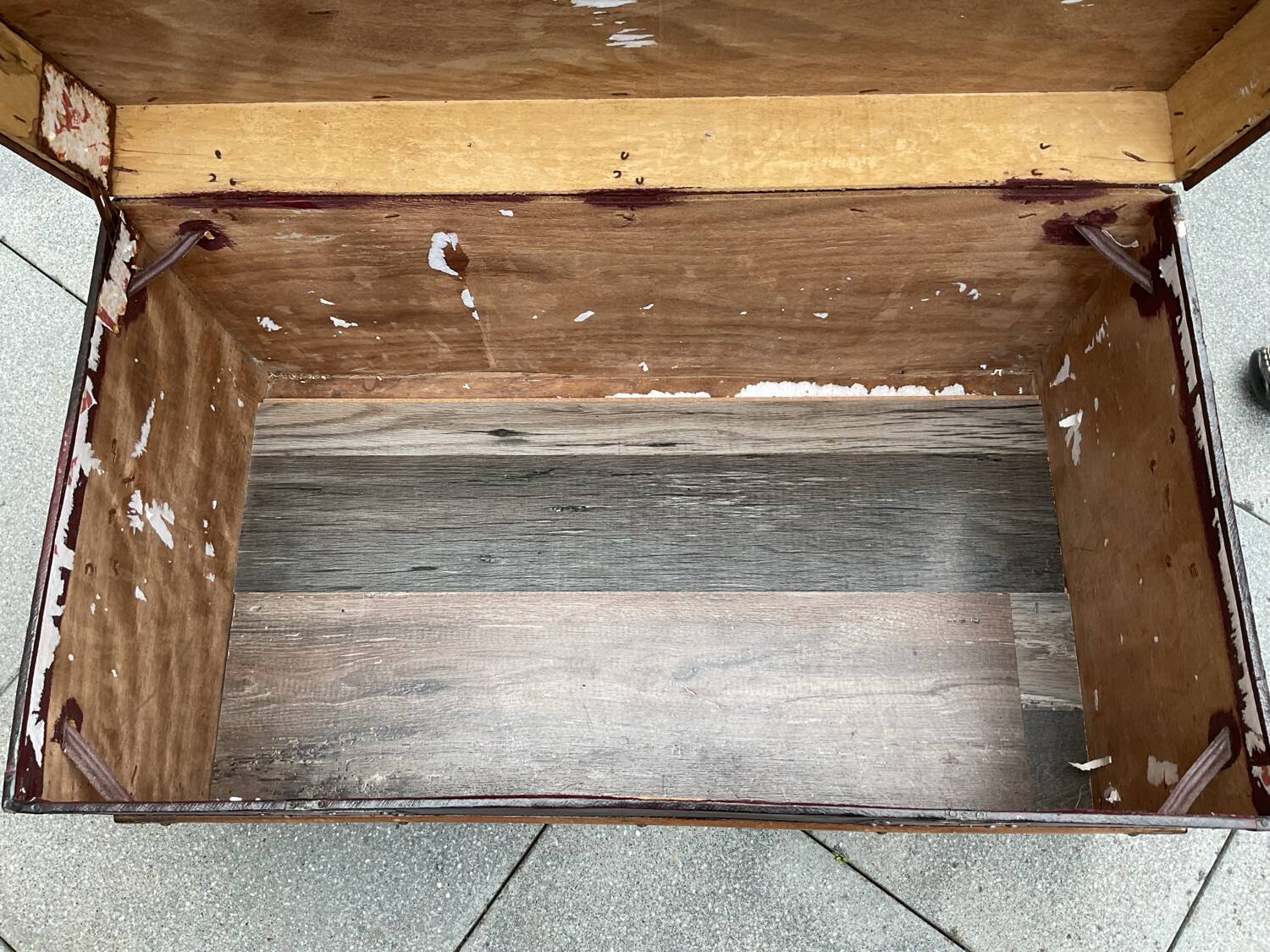 Splendid trunk from the end of the 19th century, old leather look, completely renovated