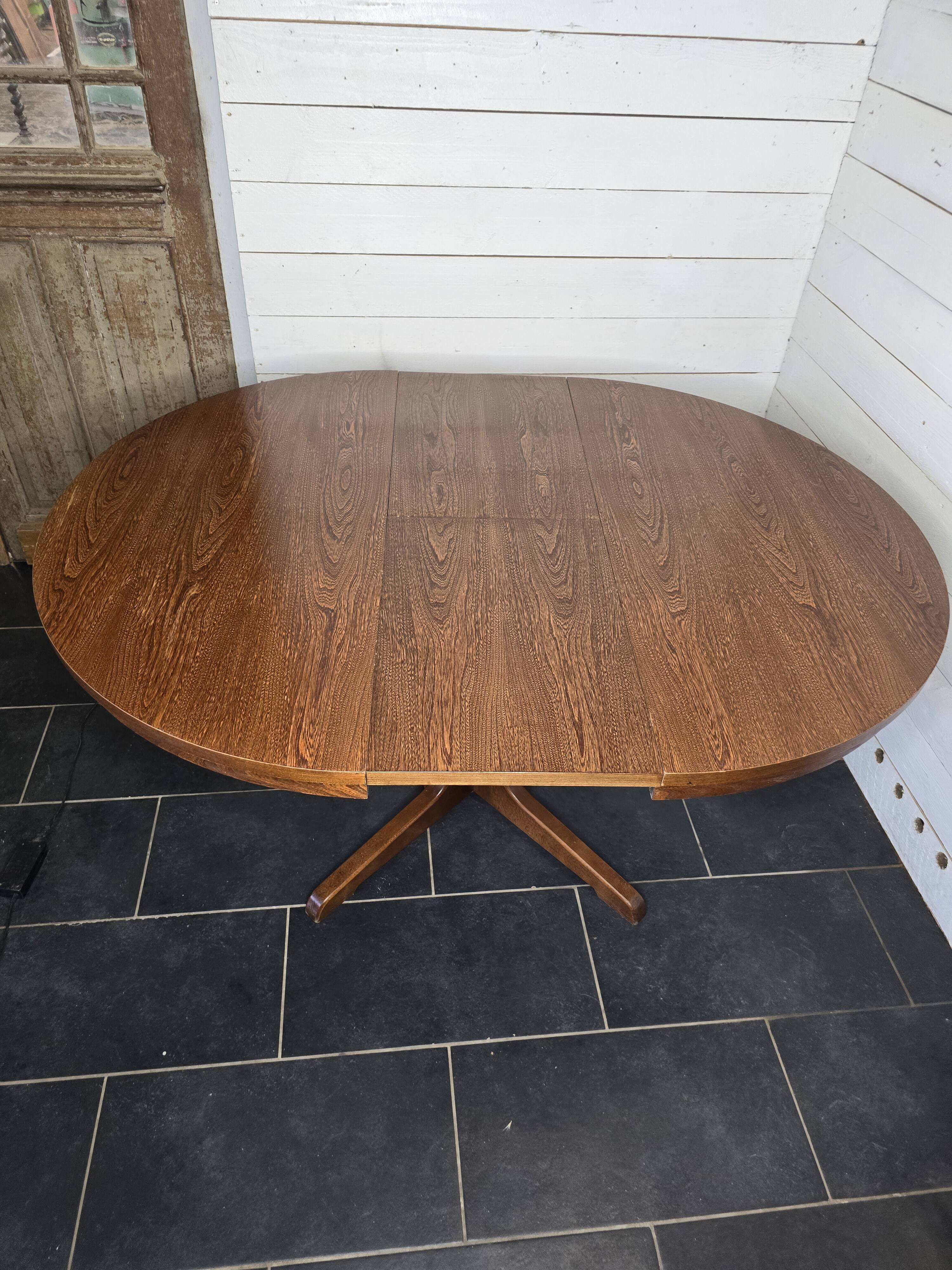 Vintage extendable round table from the 60s