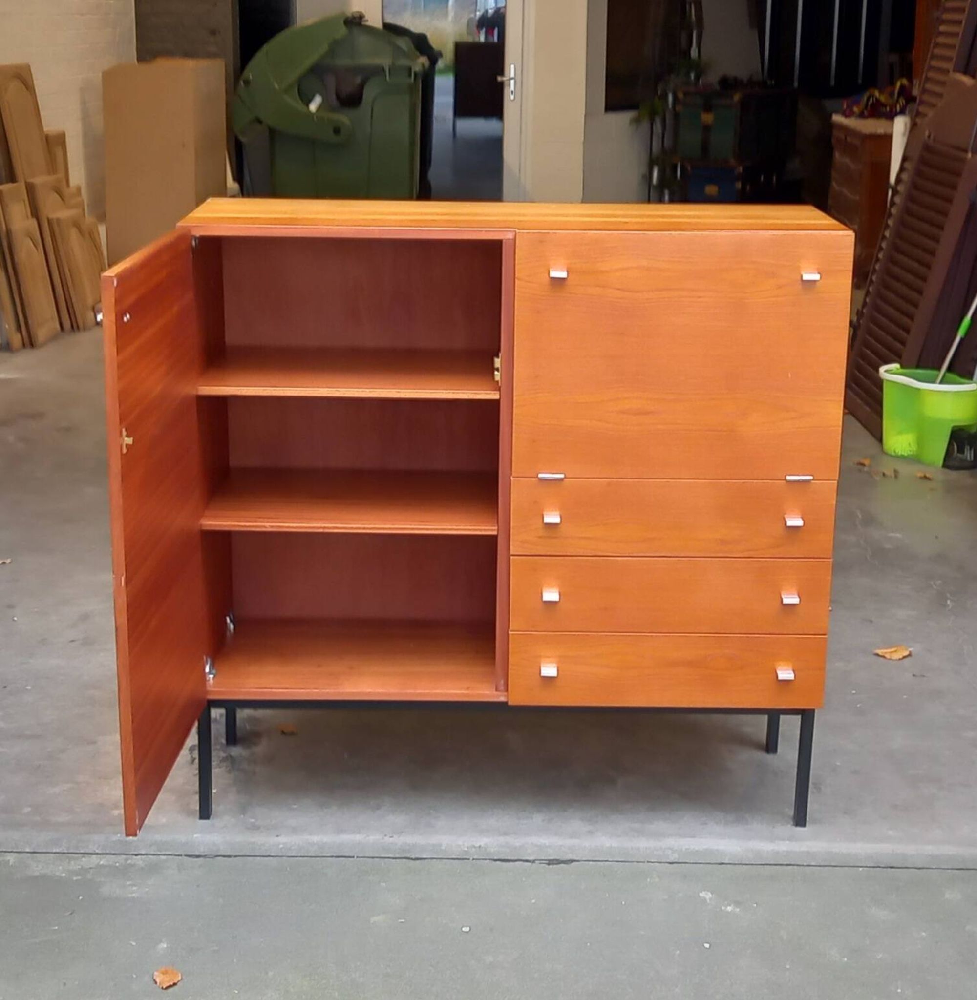 Sideboard Pierre Guariche Meurop modèle 1293 en Teck