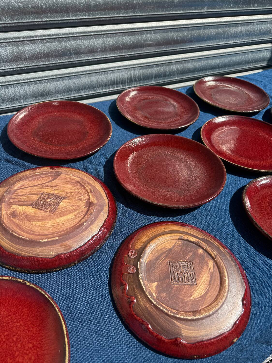 12 Assiettes en céramique sang de bœuf Chinoise des années 1950