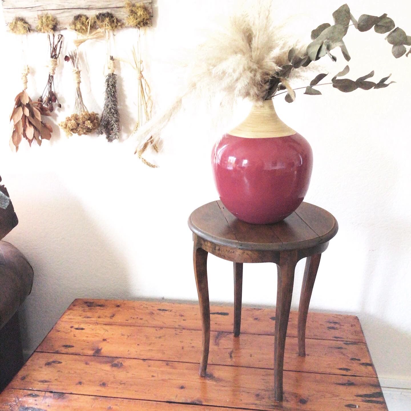 Quadripod pedestal in solid wood