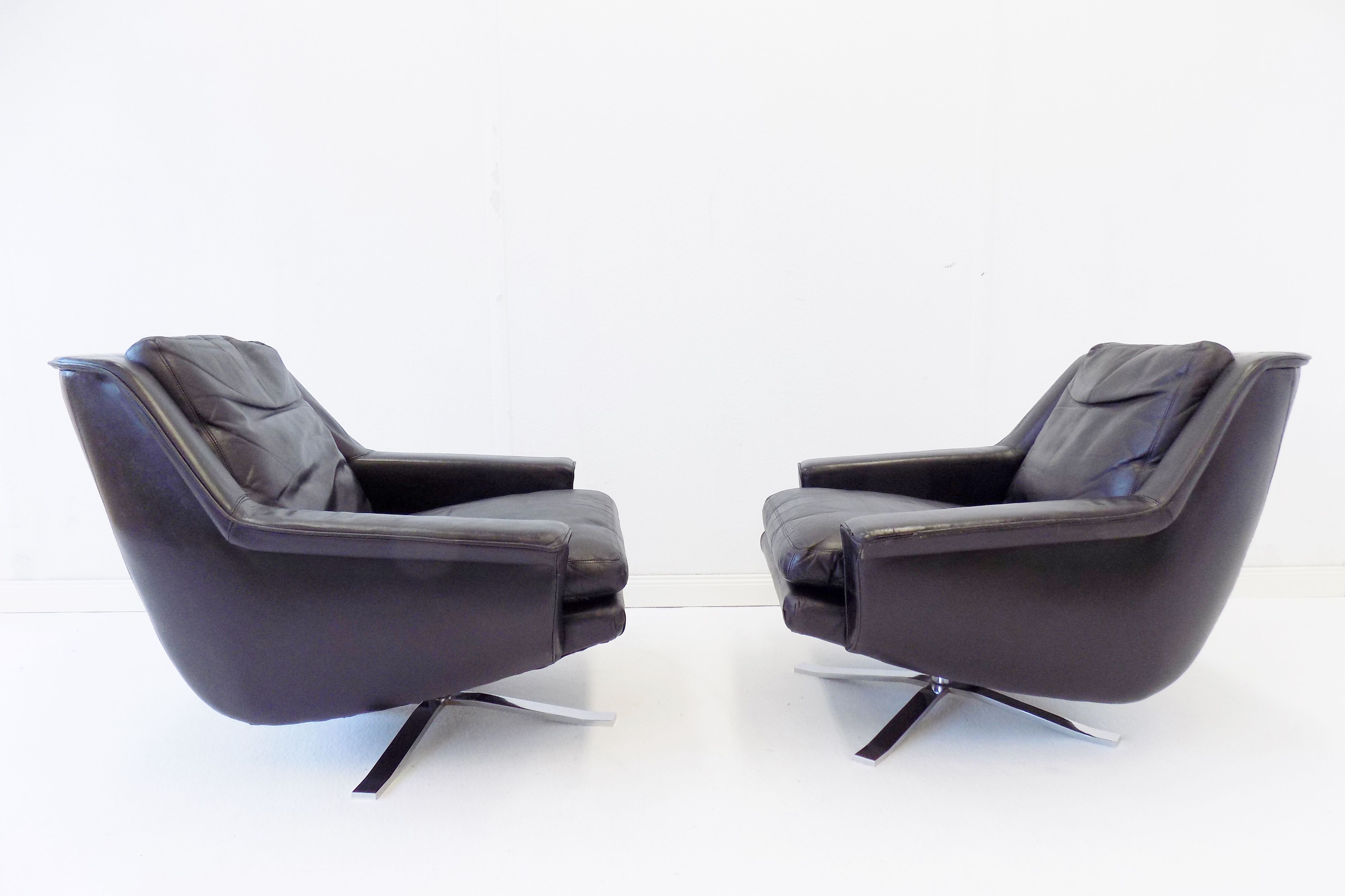 ESA model 802 pair of black leather lounge chairs by Werner Langenfeld