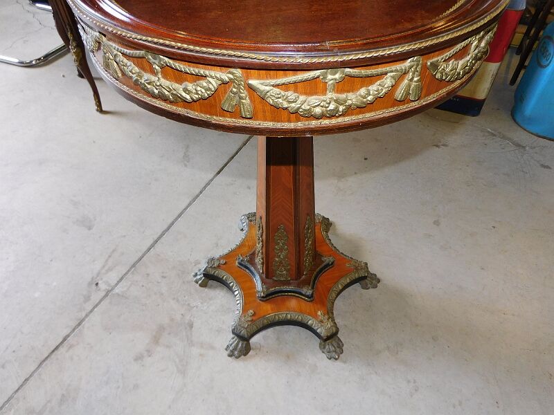 Gueridon marquetry and bronze central foot harness