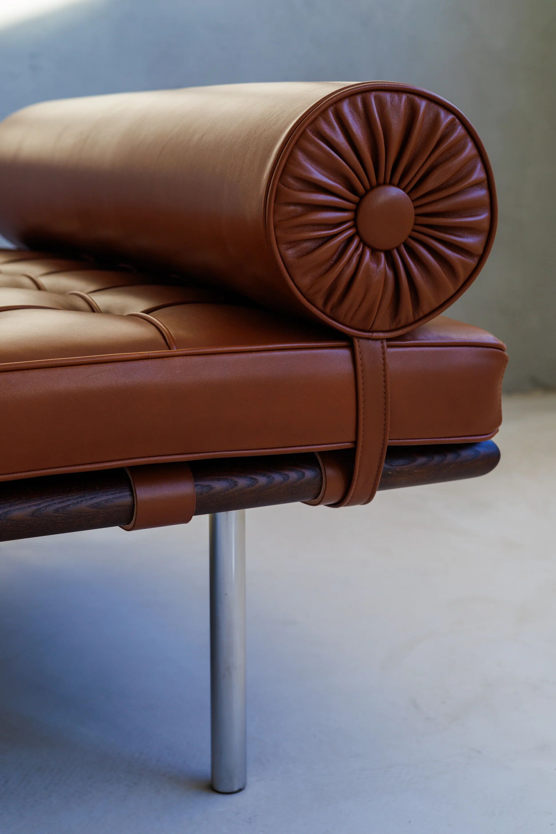 Barcelona day bed by Mies van der Rohe for Knoll - cognac leather