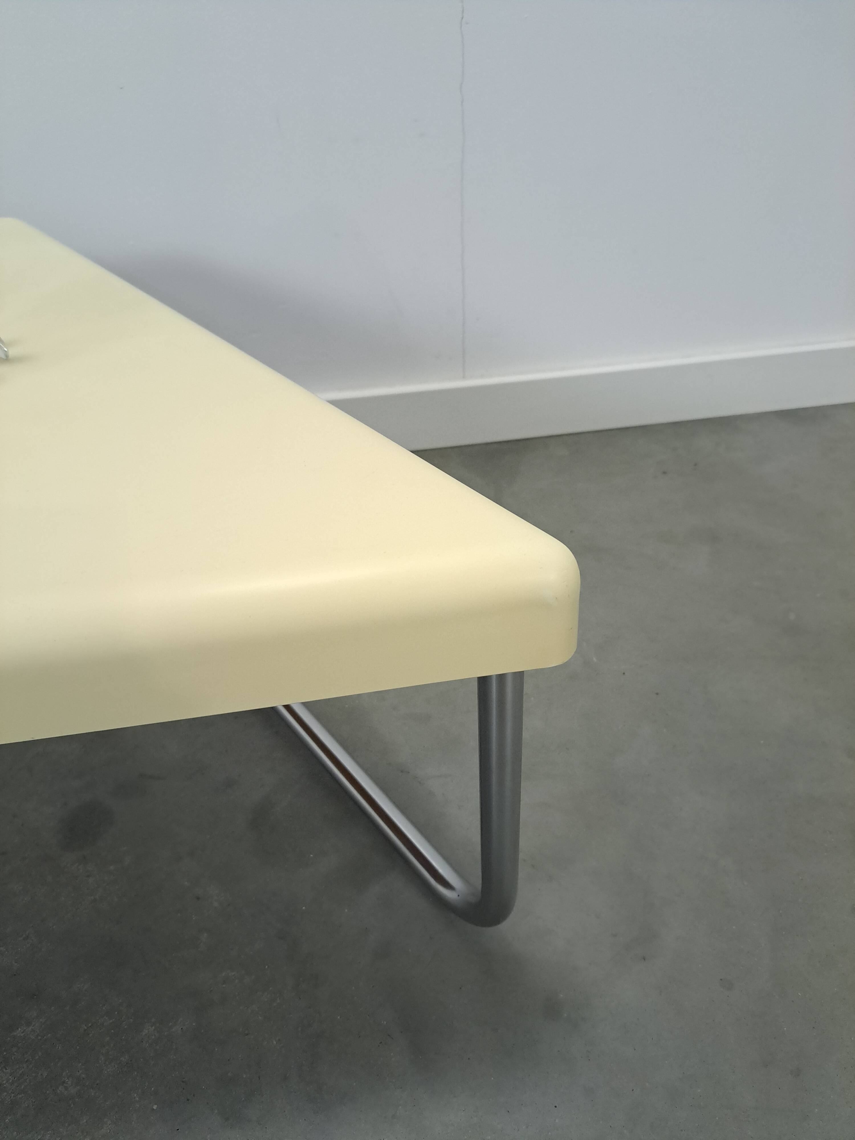 Table en plastique triangulaire de l'ère spatiale avec des pieds en tube chromé.