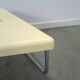 Table en plastique triangulaire de l'ère spatiale avec des pieds en tube chromé.