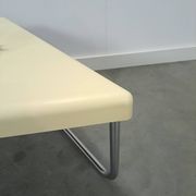 Space age driehoek kunststof tafel met chromen buisframe poten