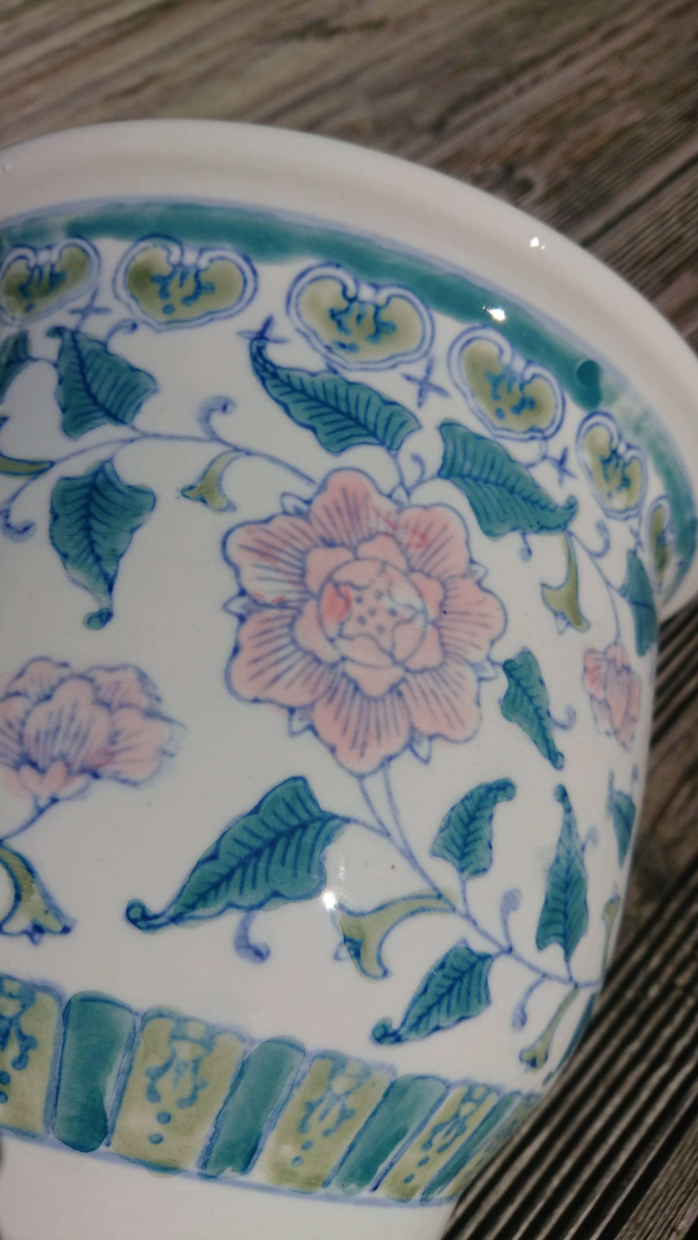 Hand-painted pot-decorated cache