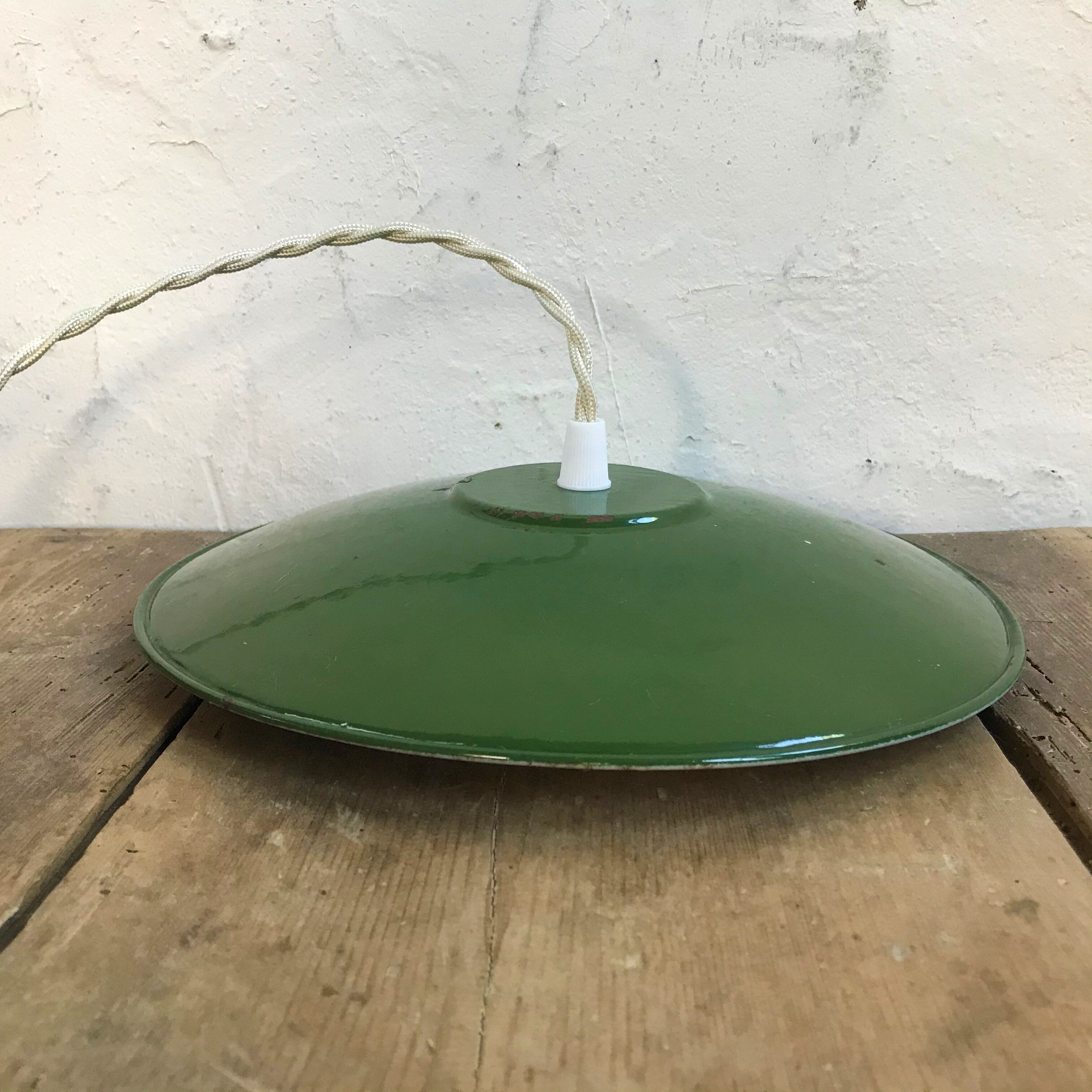 Suspension in green enamelled sheet metal