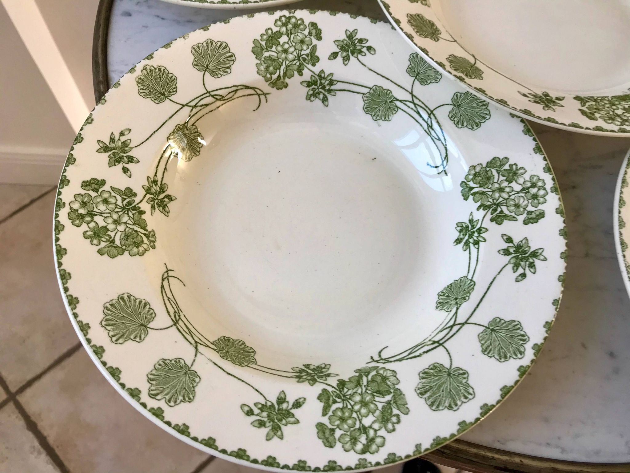 set of 8 hollow plates in Digoin Sarreguemines Iron Earth model "Geranium" green late 19th century