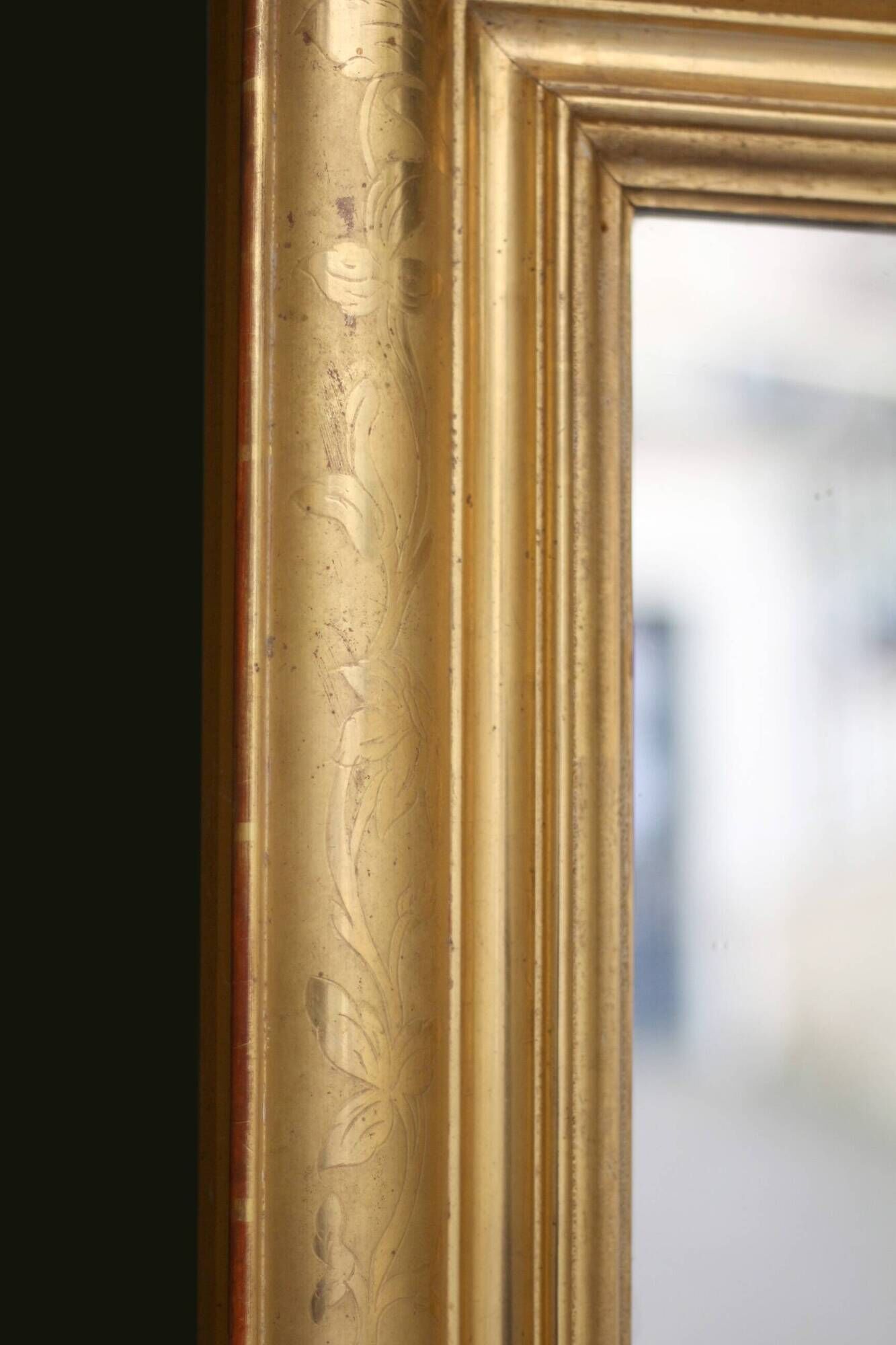Beau miroir ancien de chéminée. Dorure à la feuille d'or. 107 x 82 cm.