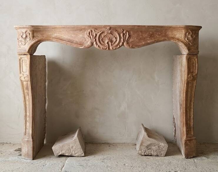 18th-century fireplace in Prety stone (Burgundy)
