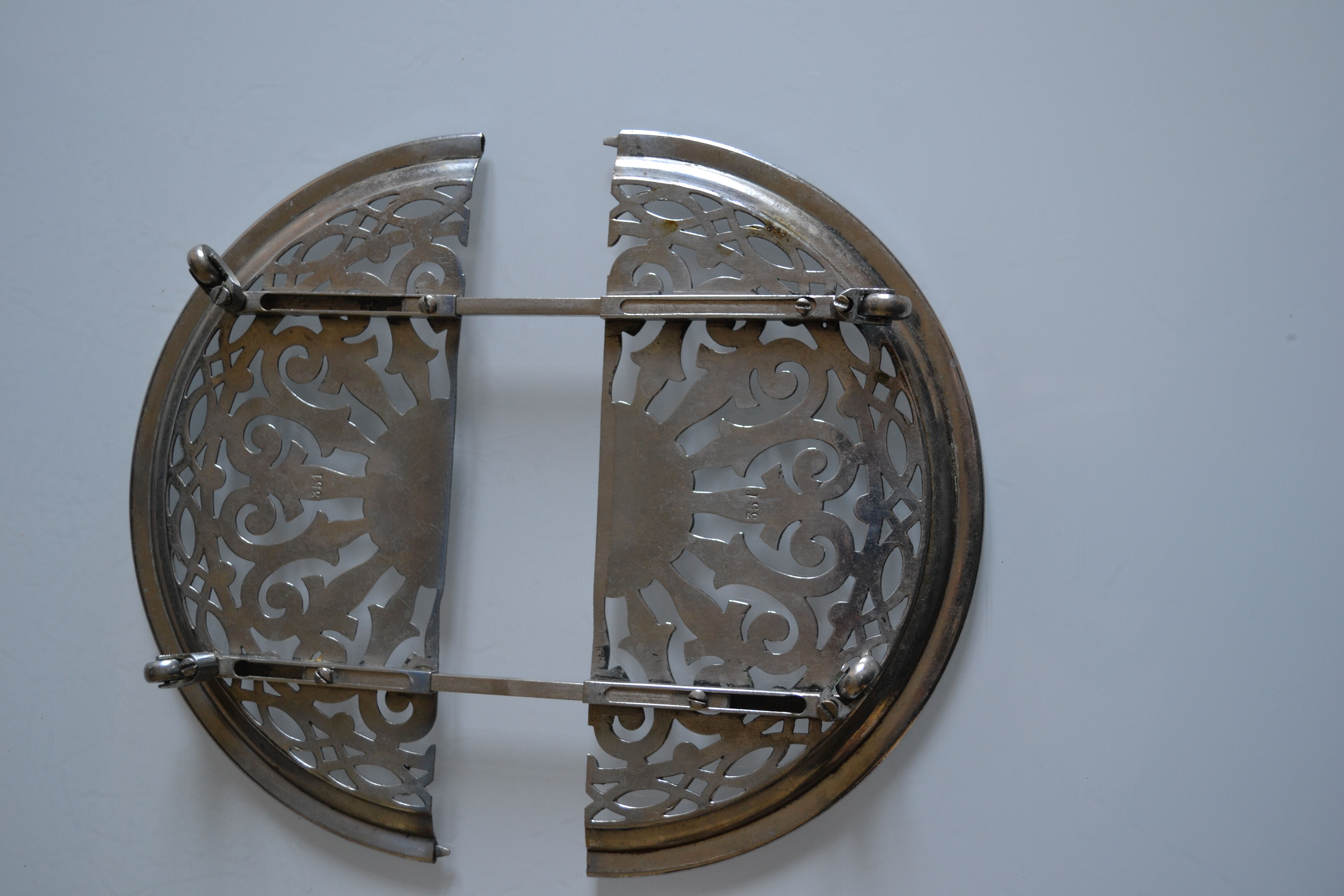 Adjustable vintage rest or trivia