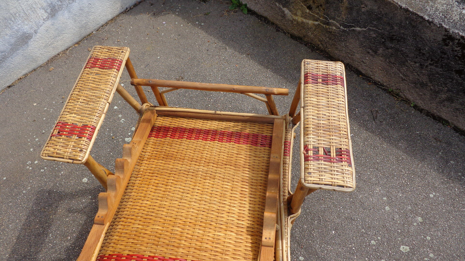 Wicker lounge chair