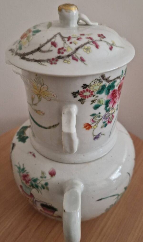Ancienne théière chinoise en porcelaine émaillée décor famille rose