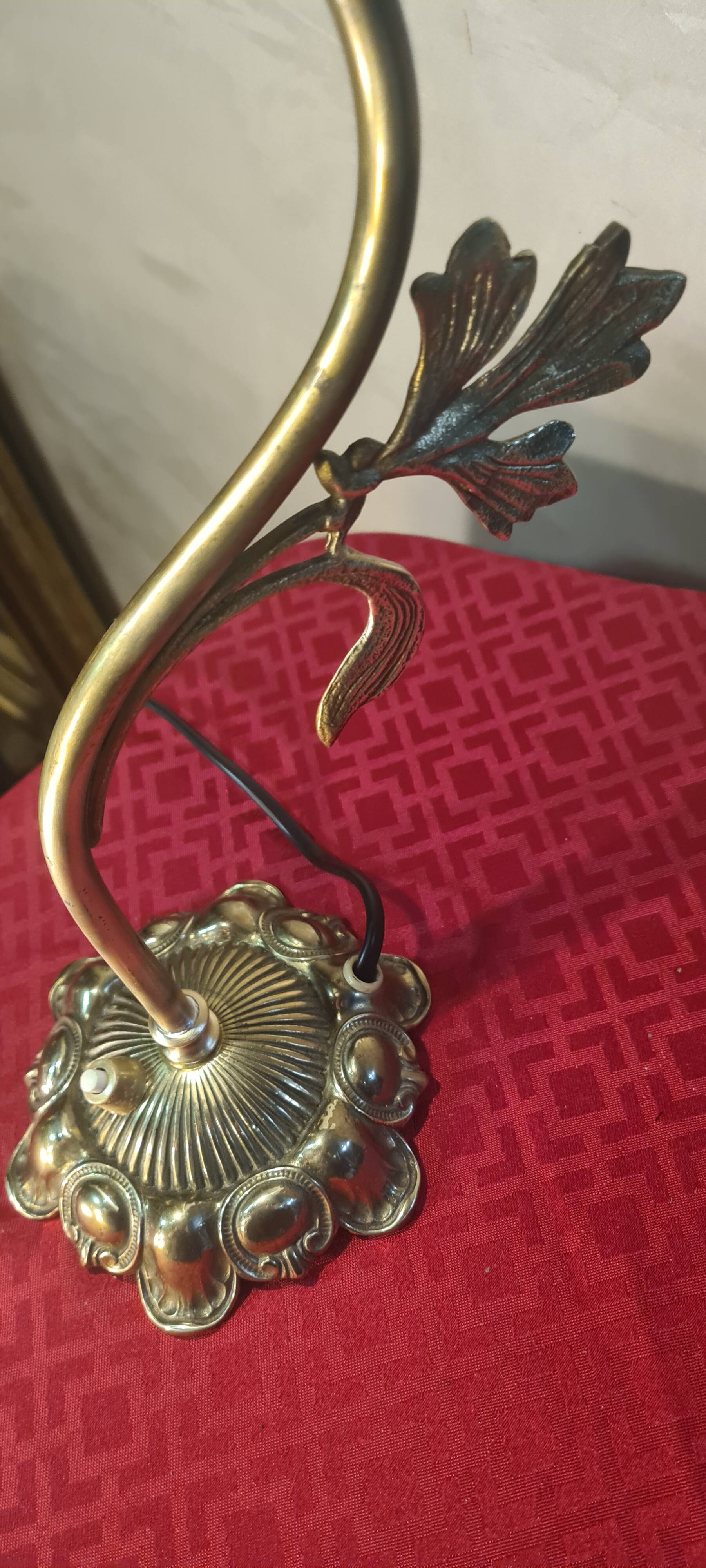 Art Nouveau bronze petal lamp with molded glass, 28 x 34 cm. Electricity OK