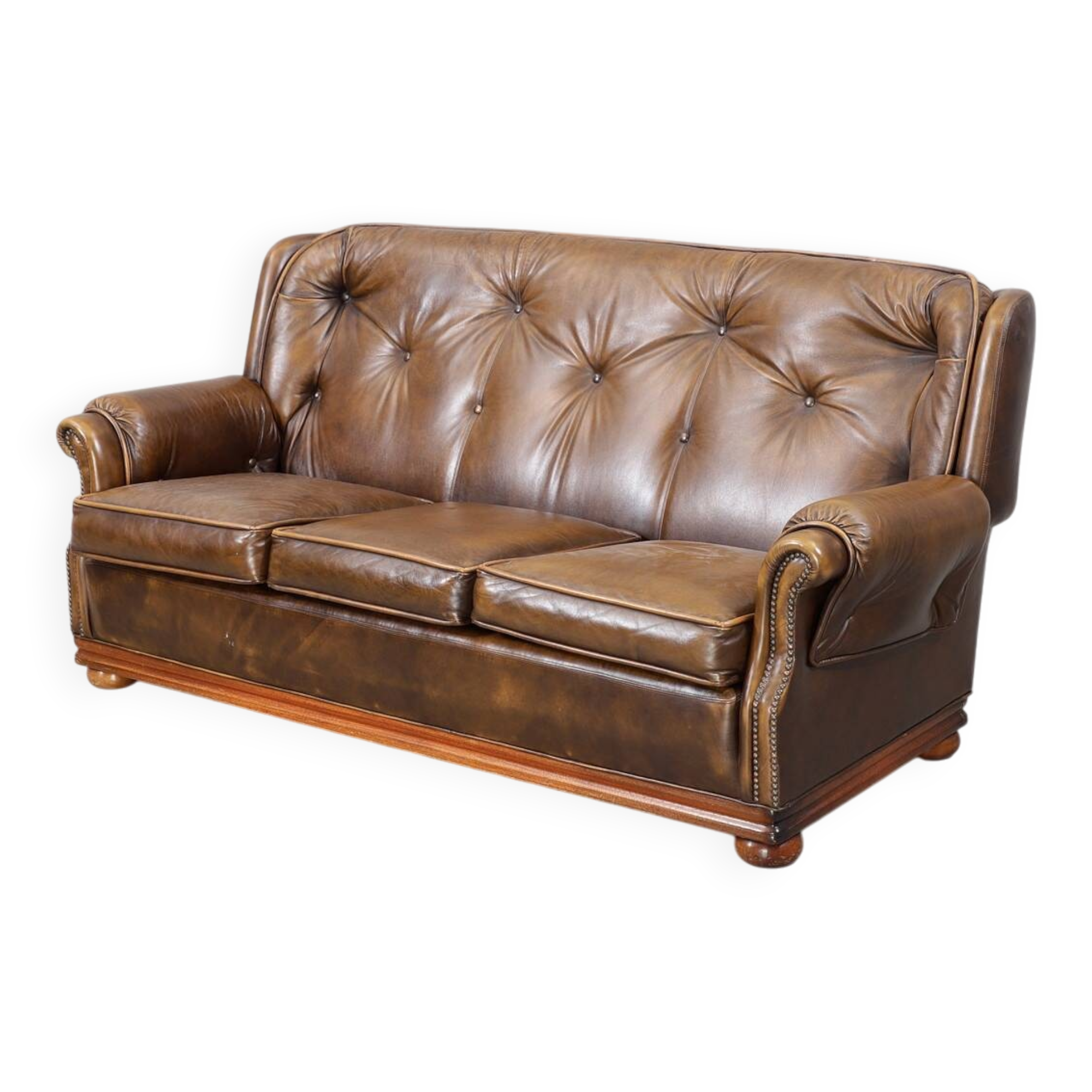 Art Forma “Pegasus” — English Leather Sofa — Timeless Club-Style Presence —