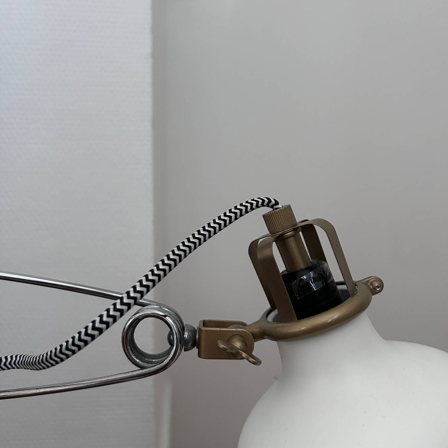 Clamp-on workshop lamp