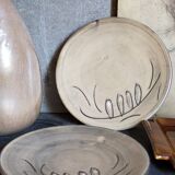 Duo of ceramic plates decorated with vintage foliage