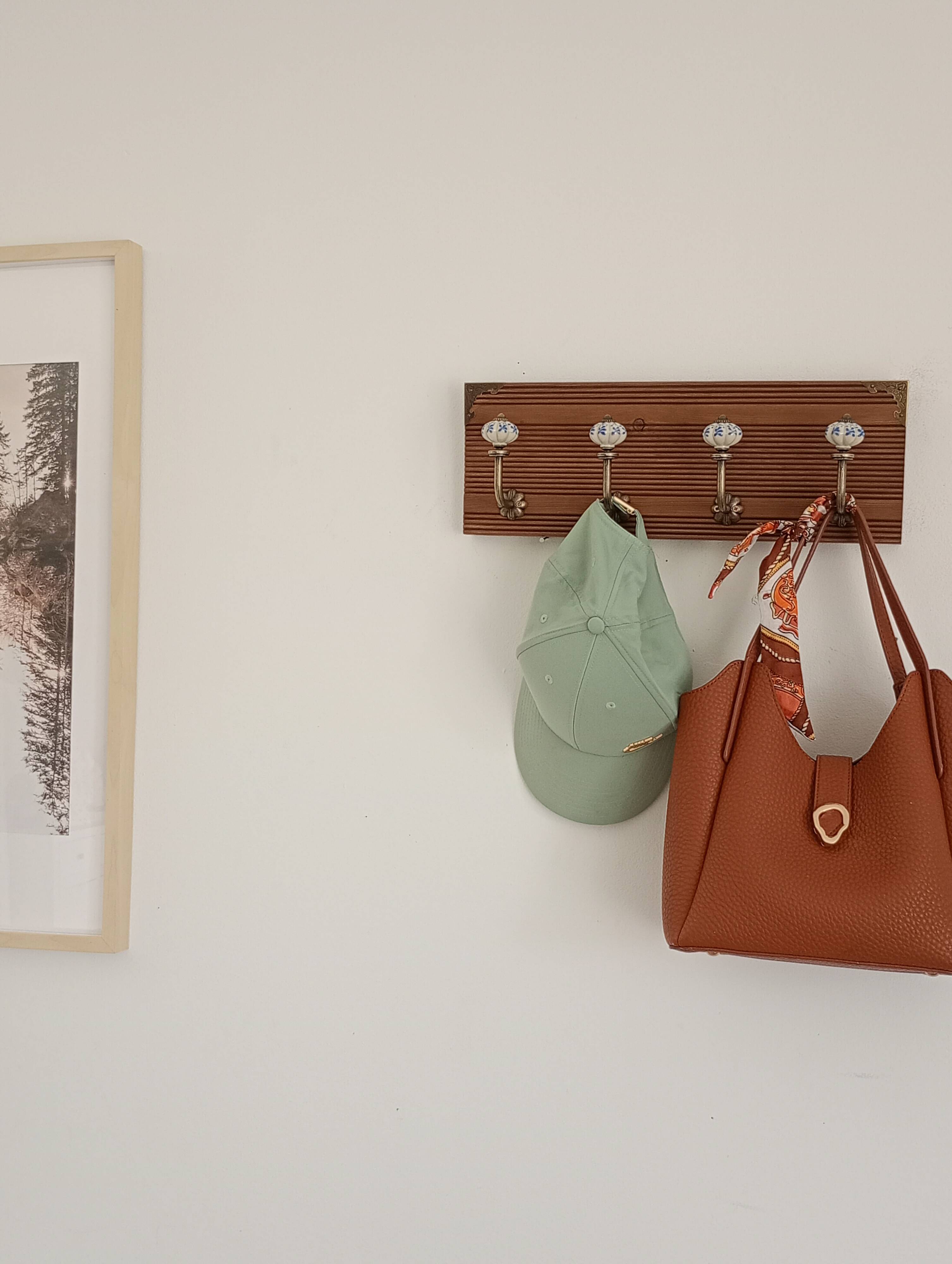 Wall-mounted coat rack with 4 ceramic hooks in blue and white, vintage style.