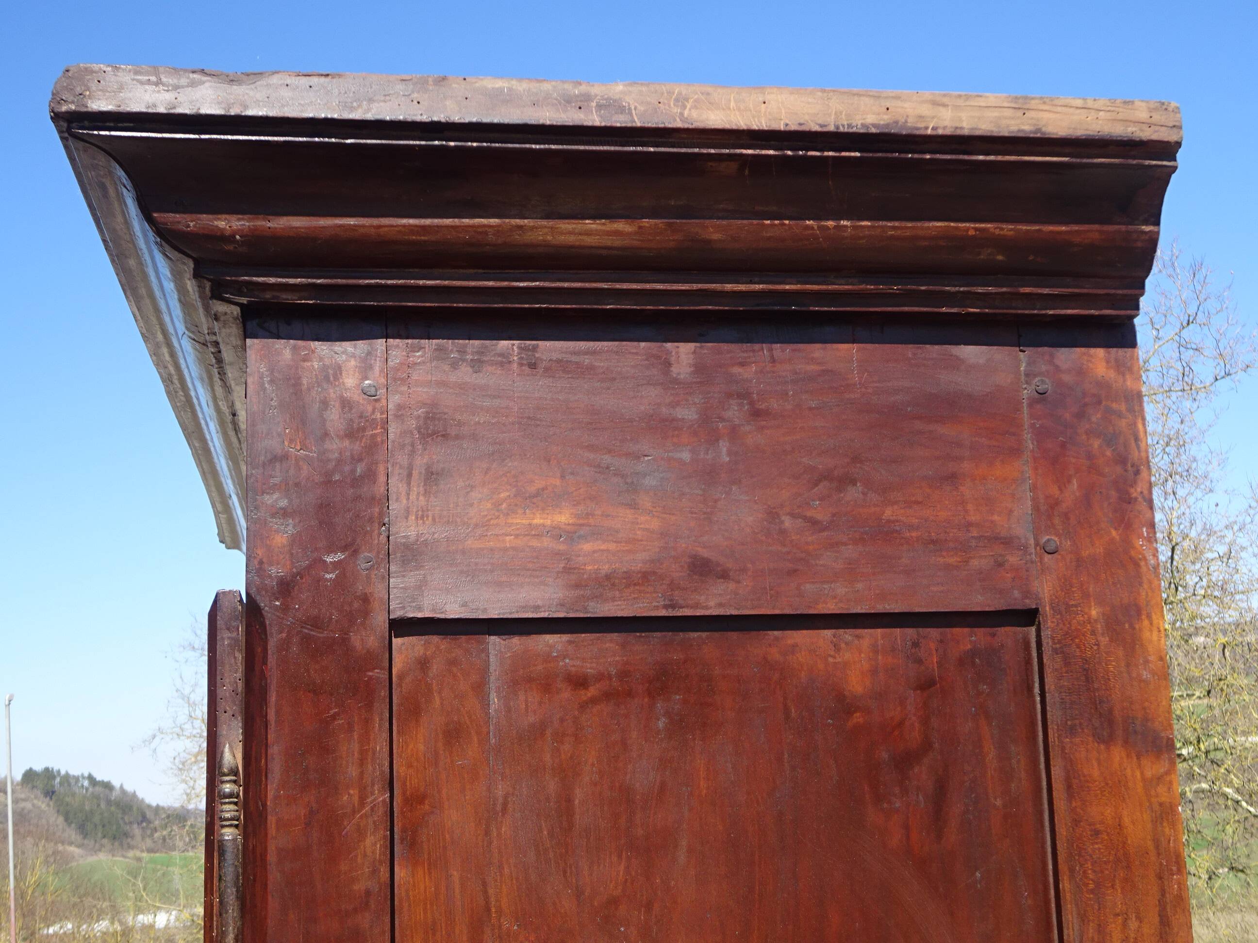 Armoire Louis Philippe en noyer massif