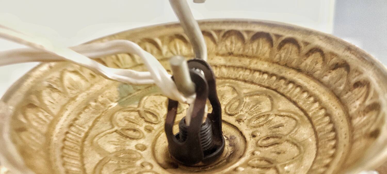 Plafonnier en cristal et laiton. Espagne, années 1950.