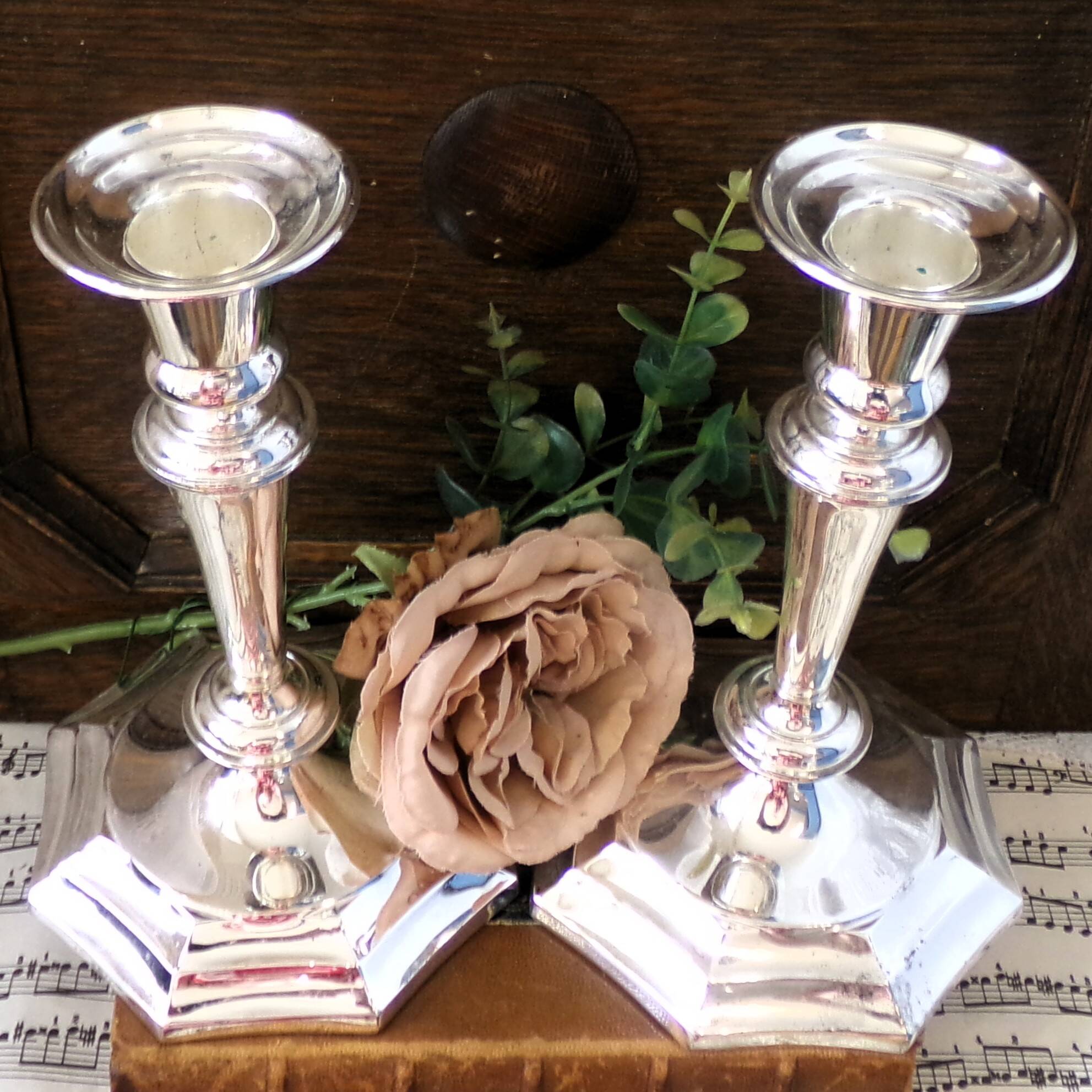 Paire de bougeoirs en métal argenté