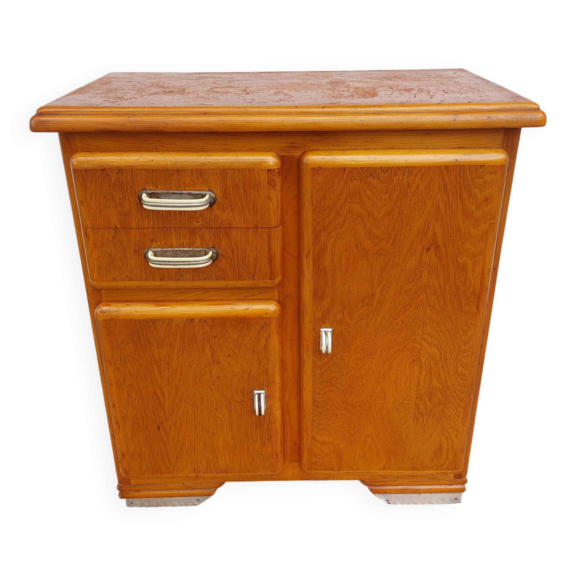 Mado buffet, asymmetrical doors and metal