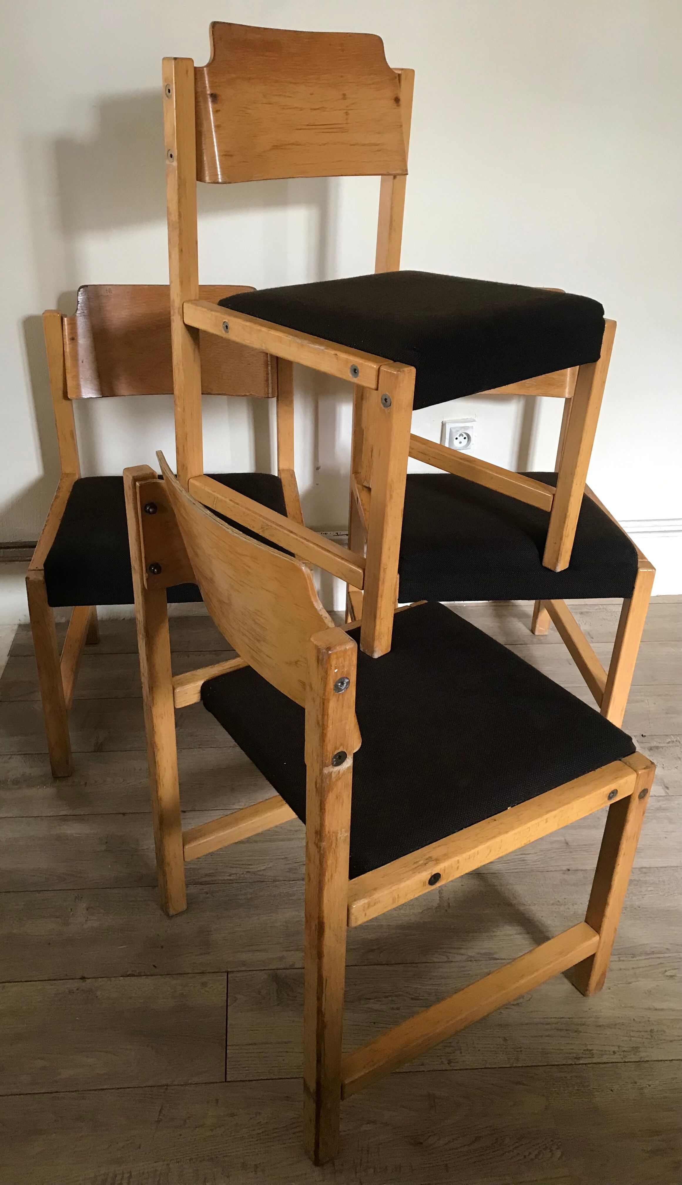 Set of 4 vintage chairs 1980's in beech, thermoformed on the back