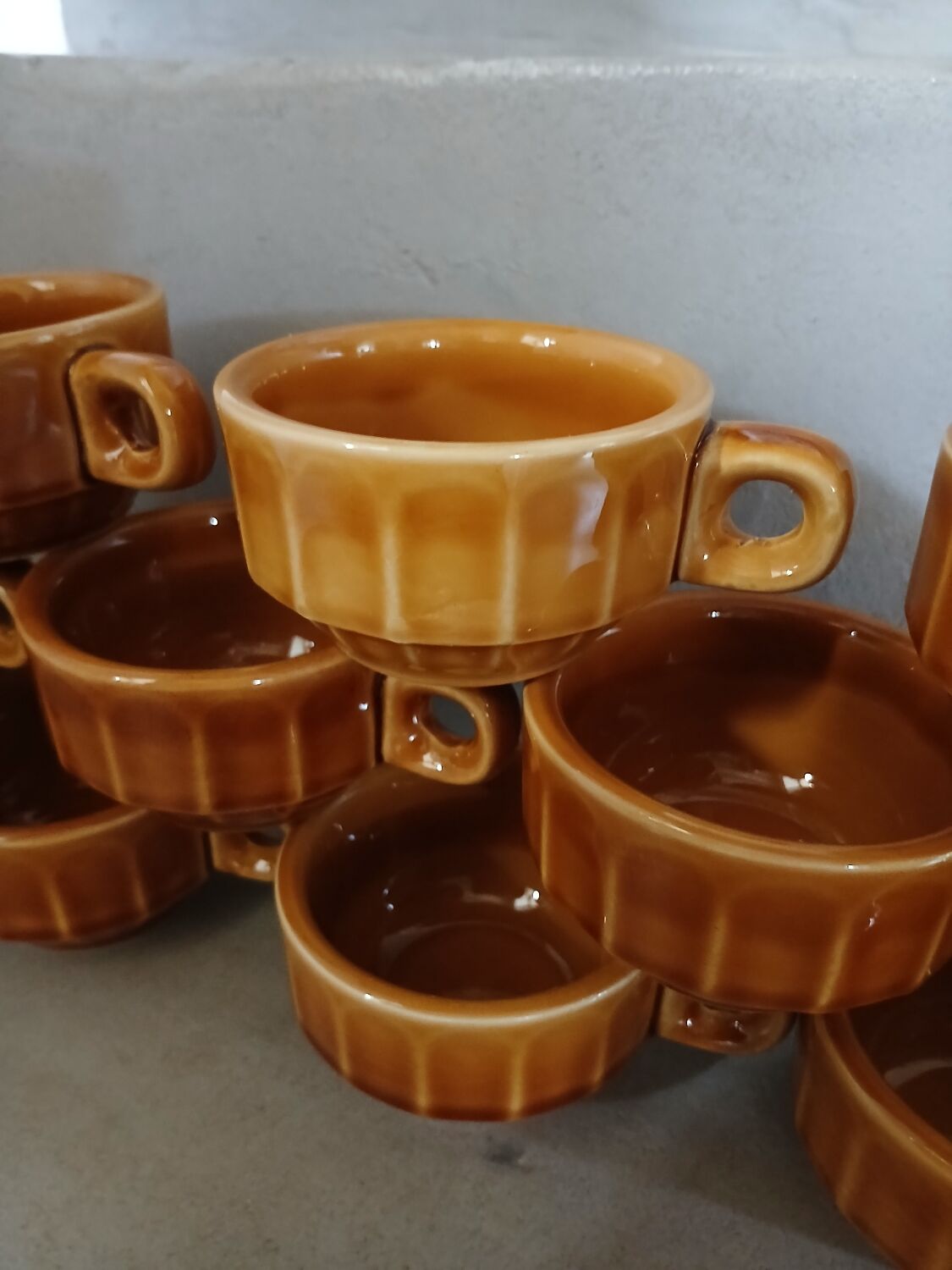 12 tasses à café anciennes avec soucoupes