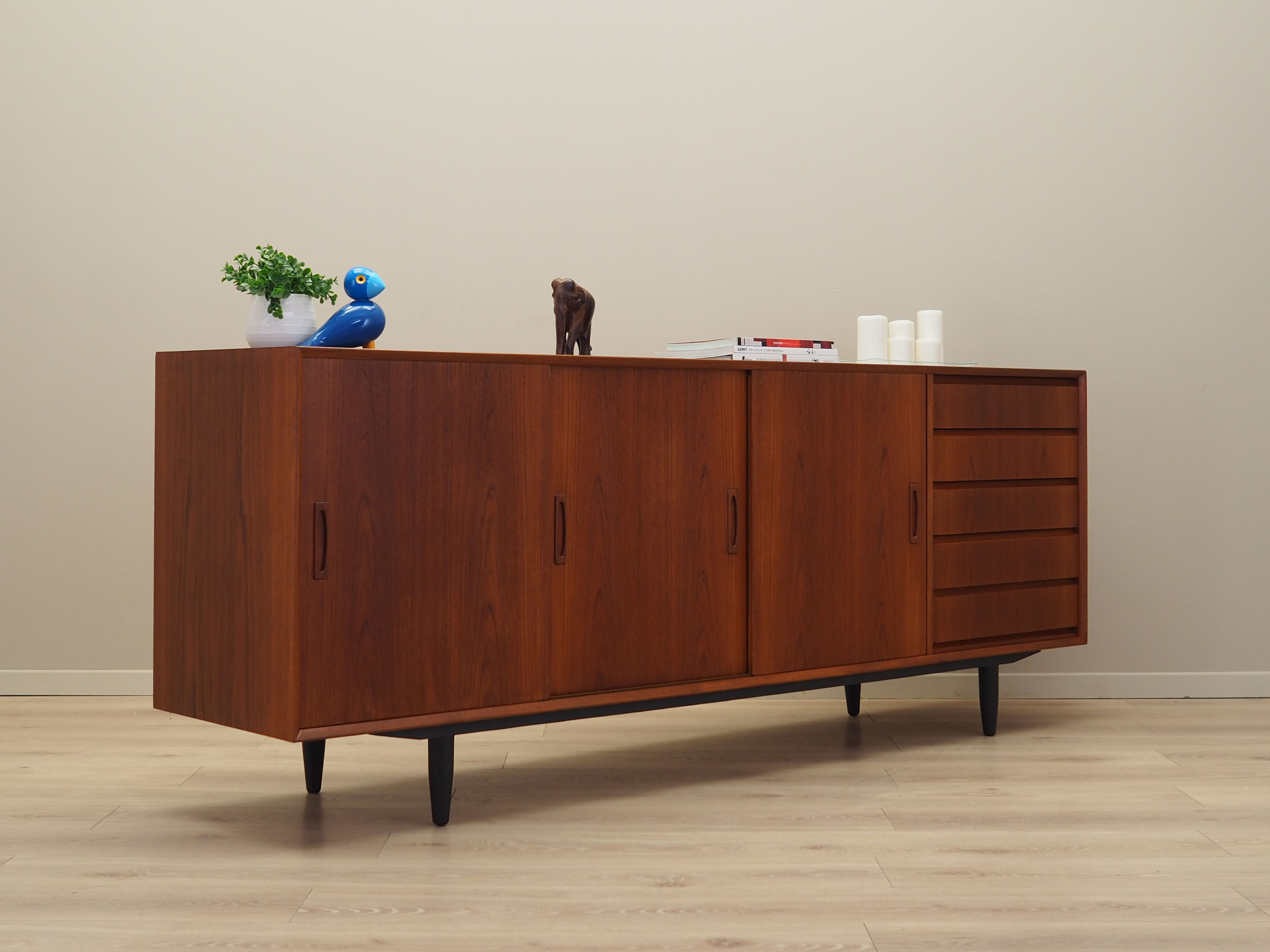 Enfilade en teck, design danois, années 1970, production: Danemark