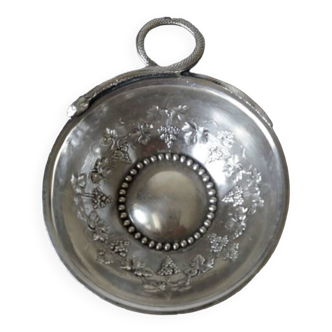 Tastevin in solid silver decorated with a snake and bunches of grapes
