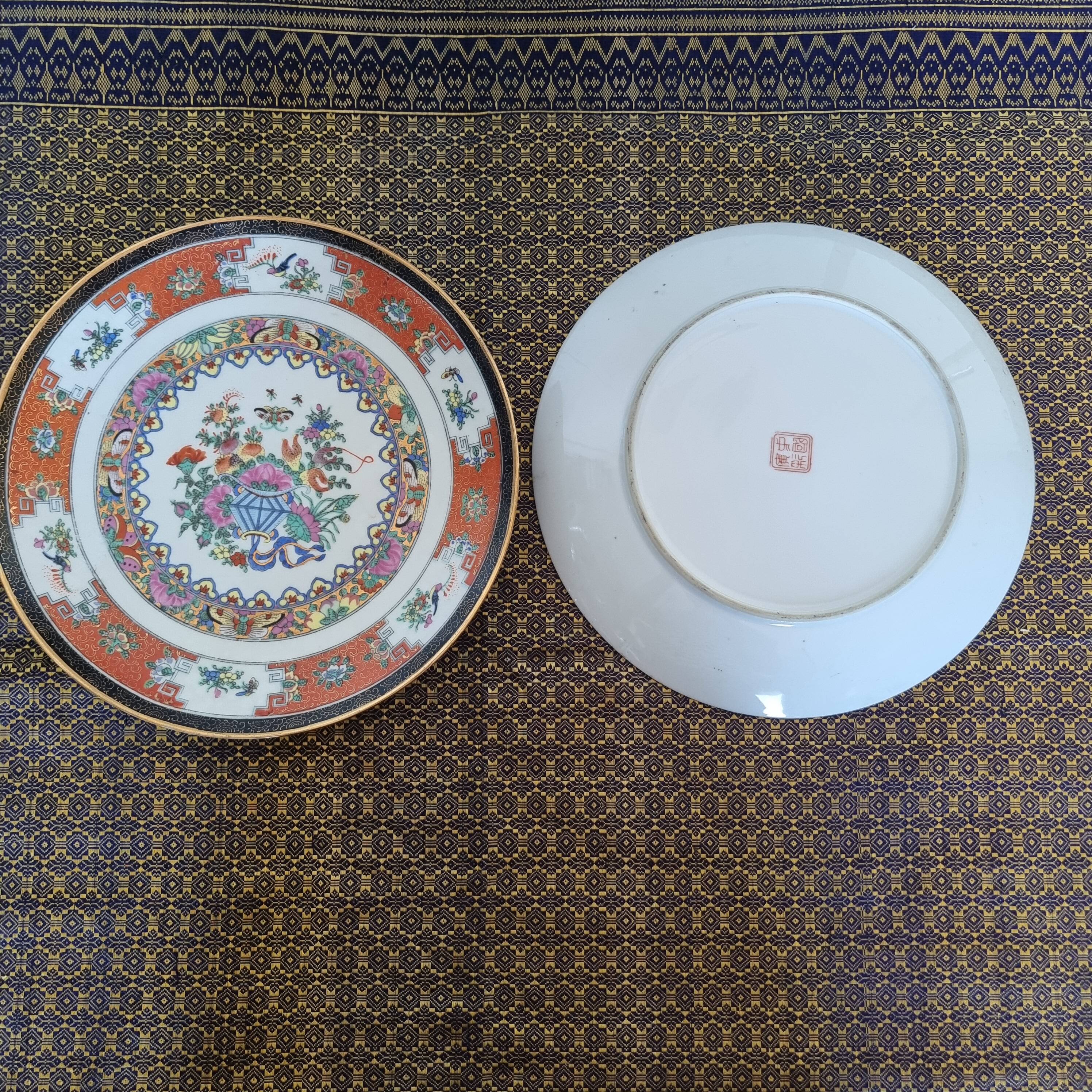 2 hand-painted Chinese plates from the early 20th century famille rose in perfect condition