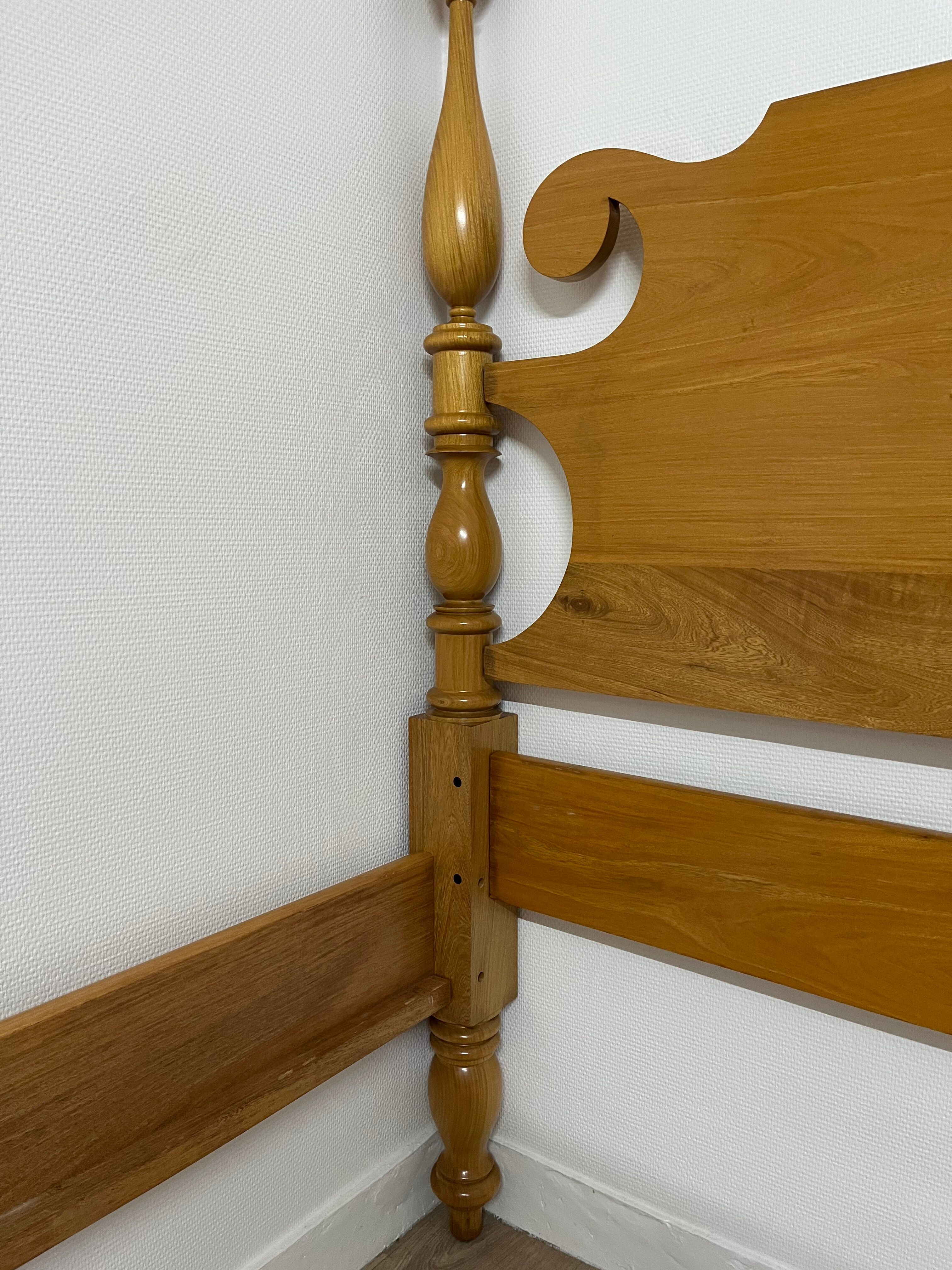 Column bed frame