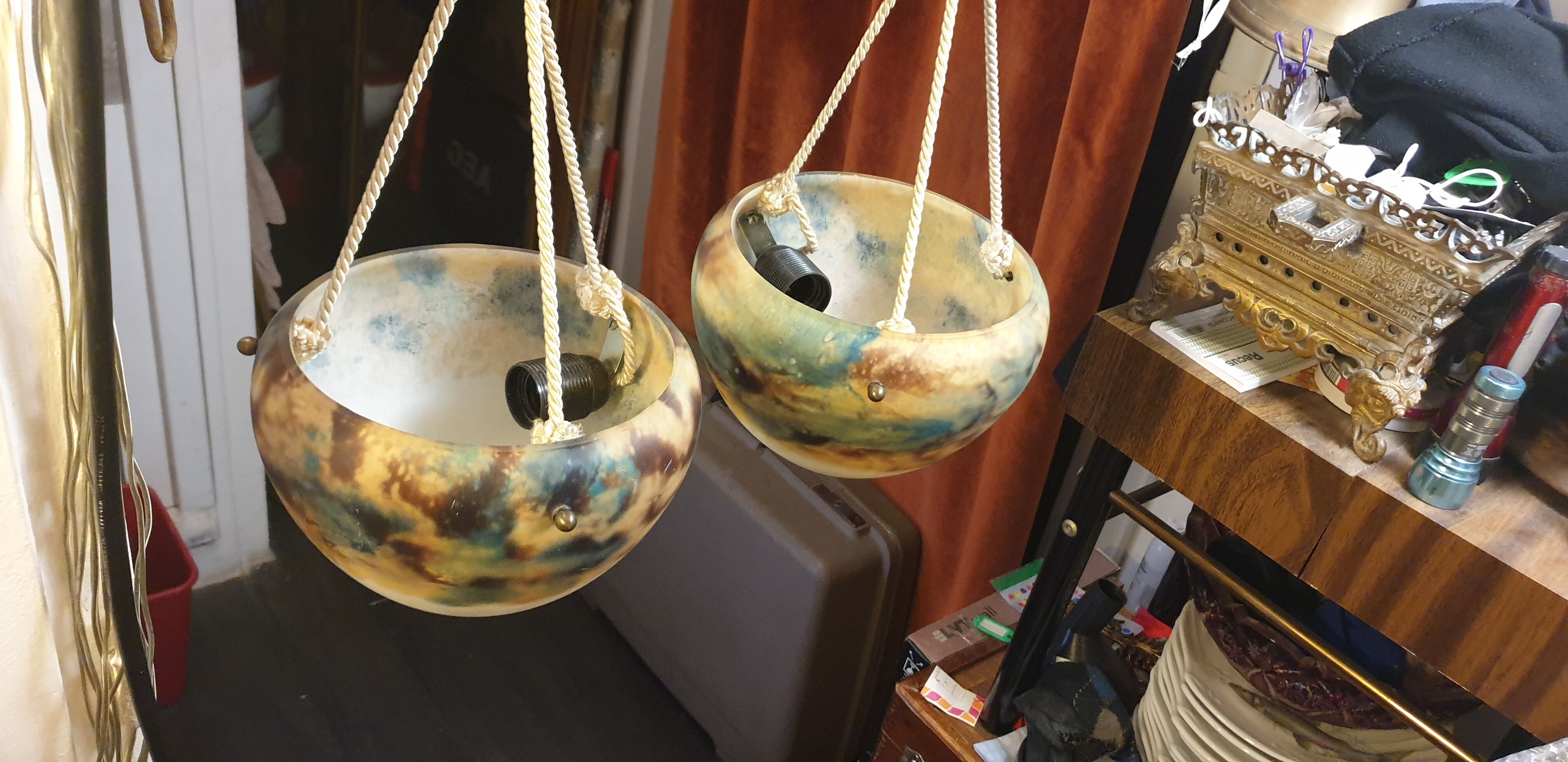 Pair of suspensions speckled glass paste