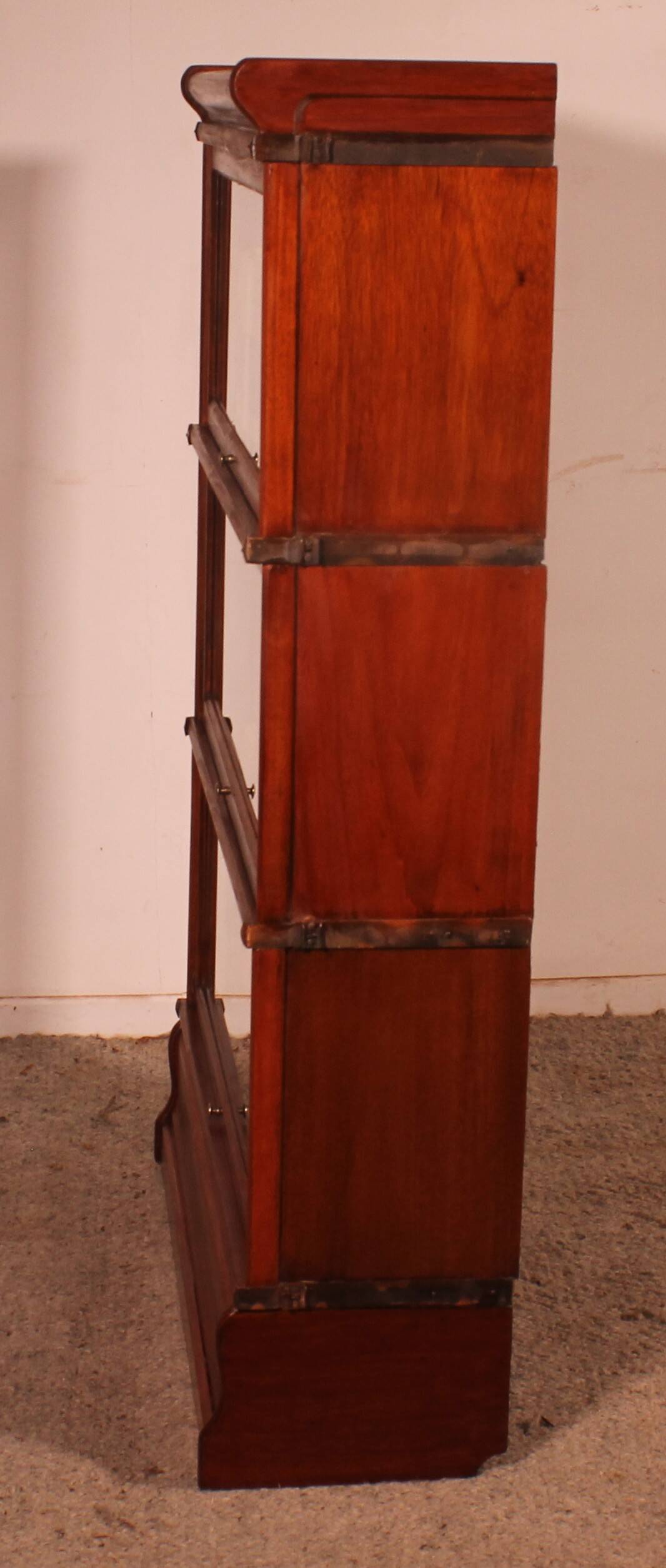 Globe Wernicke Library in mahogany, consisting of 3 pieces.