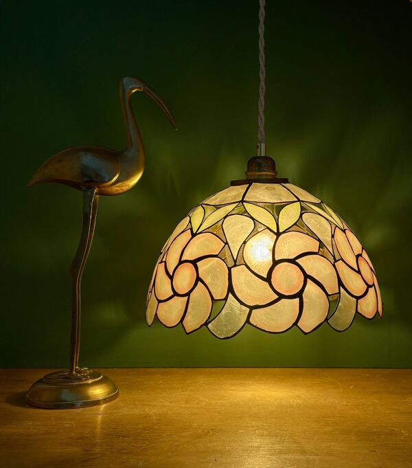 Suspension abat-jour ancien en nacre rose