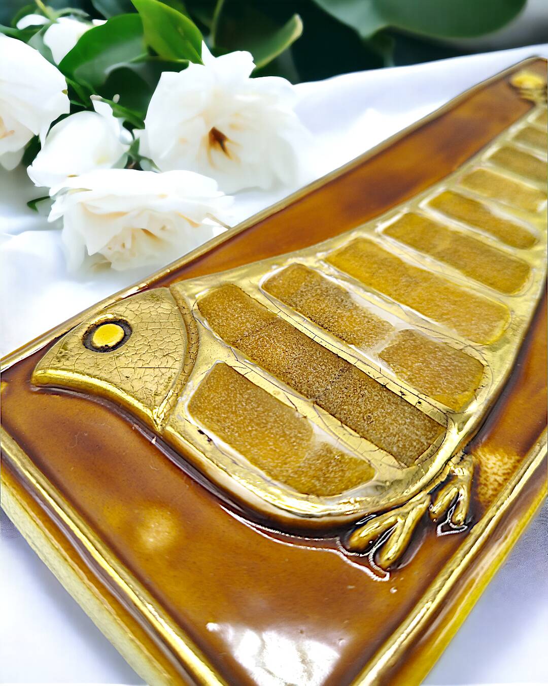 Grand coffret "Paon" en terre estampée, or craquelé et verre