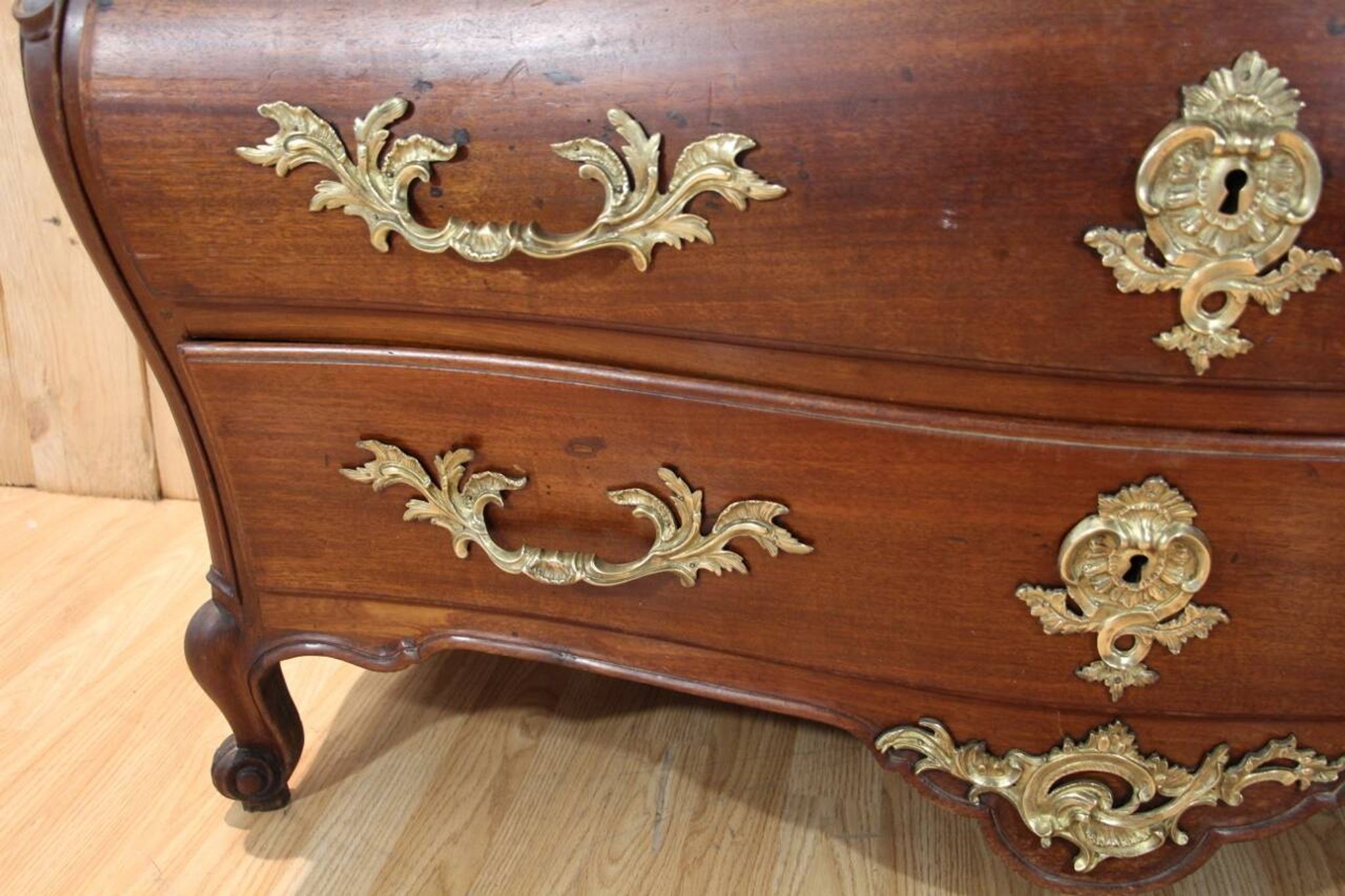 Commode tombeau début XVIIIème en acajou , travail de port