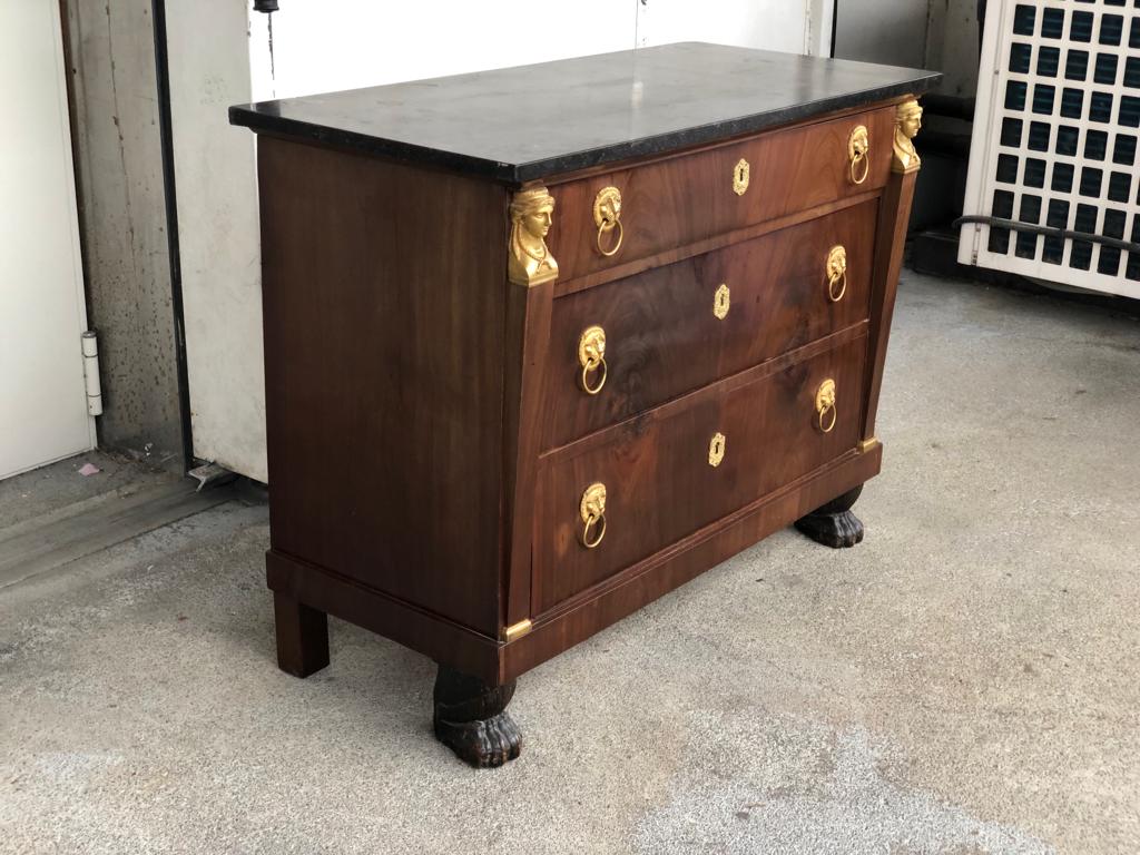 Commode retour d’égypte en acajou pieds griffes époque empire