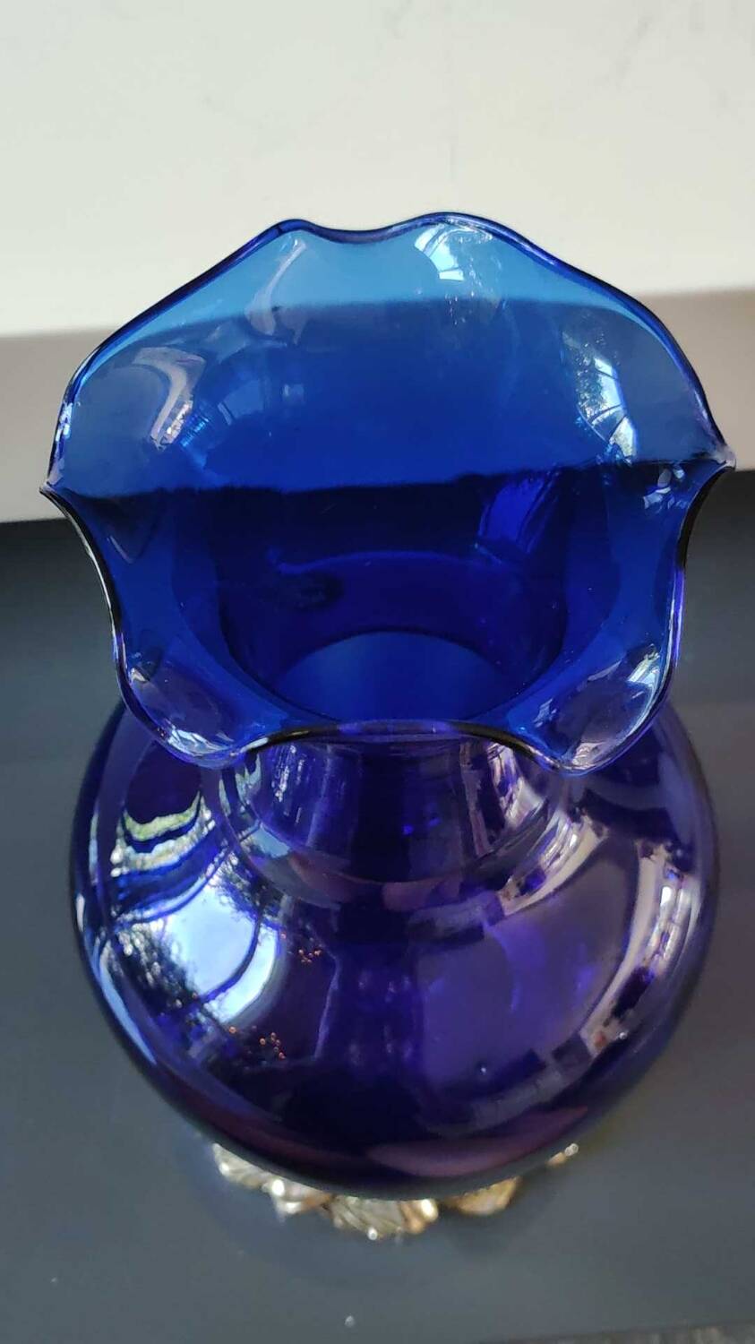 Corolle shaped vase in blown Art glass/Arte Murano Kristall Mery. Cobalt blue on a silver metal-look floral base. Dim 26 x 14 cm